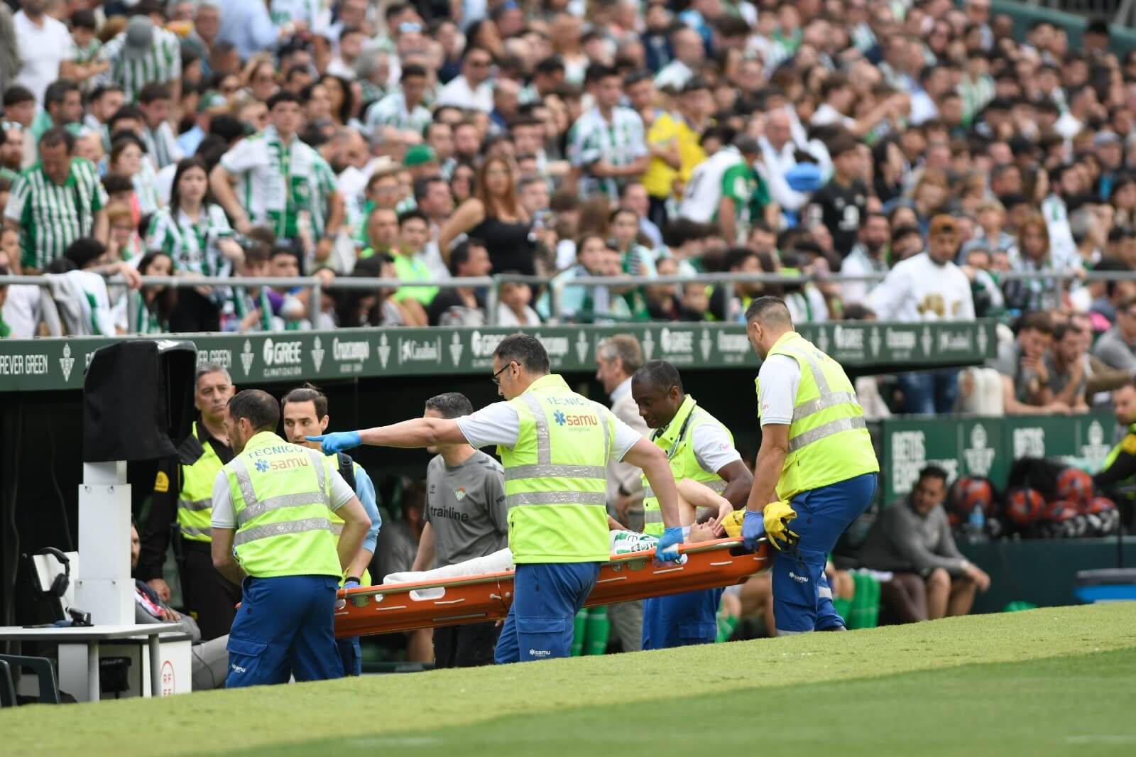  Diego Llorente, retirado en camilla.