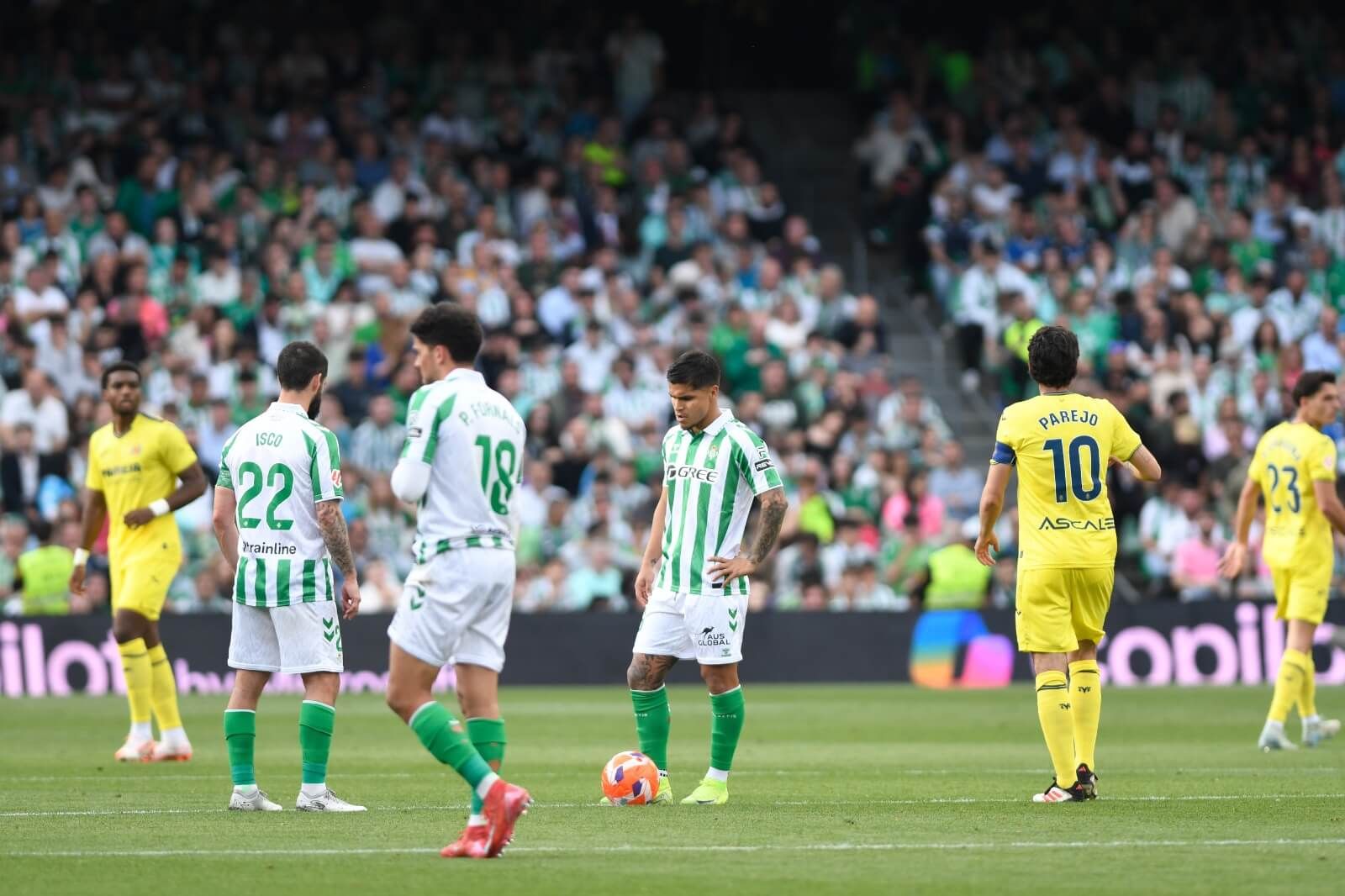 El Cucho Hernández lamenta el gol de Ayoze.