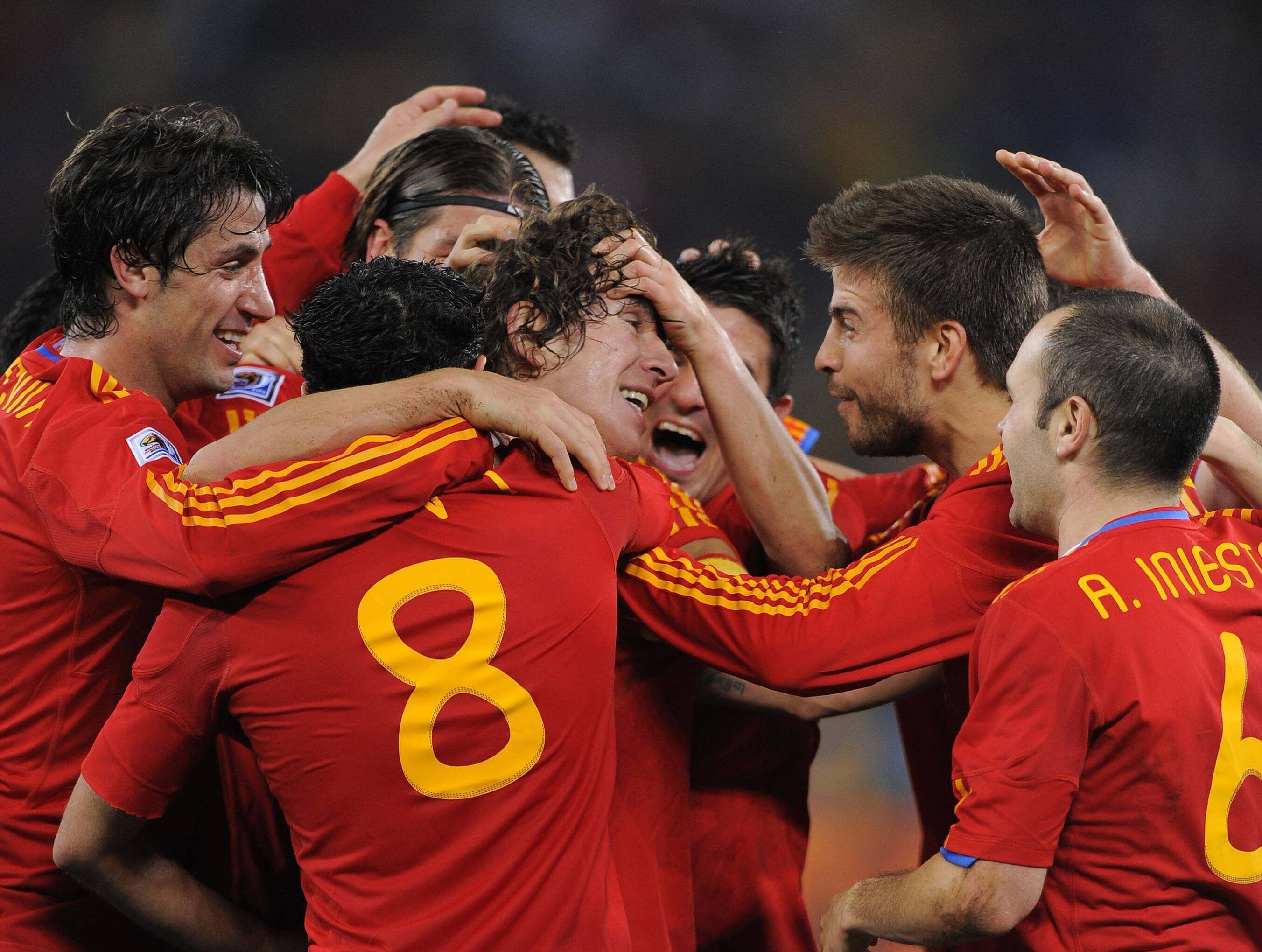  Los jugadores de España celebrando el gol de Puyol ante Alemania