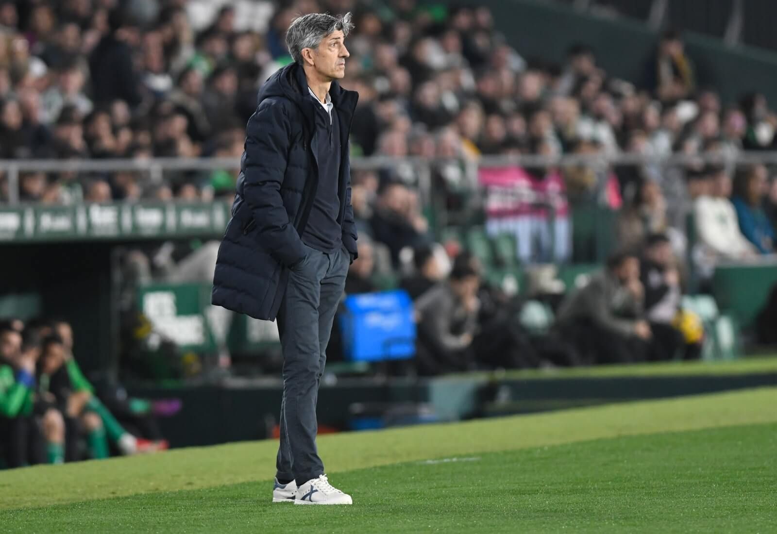 Imanol Alguacil sigue a su equipo en el Benito Villamarín.