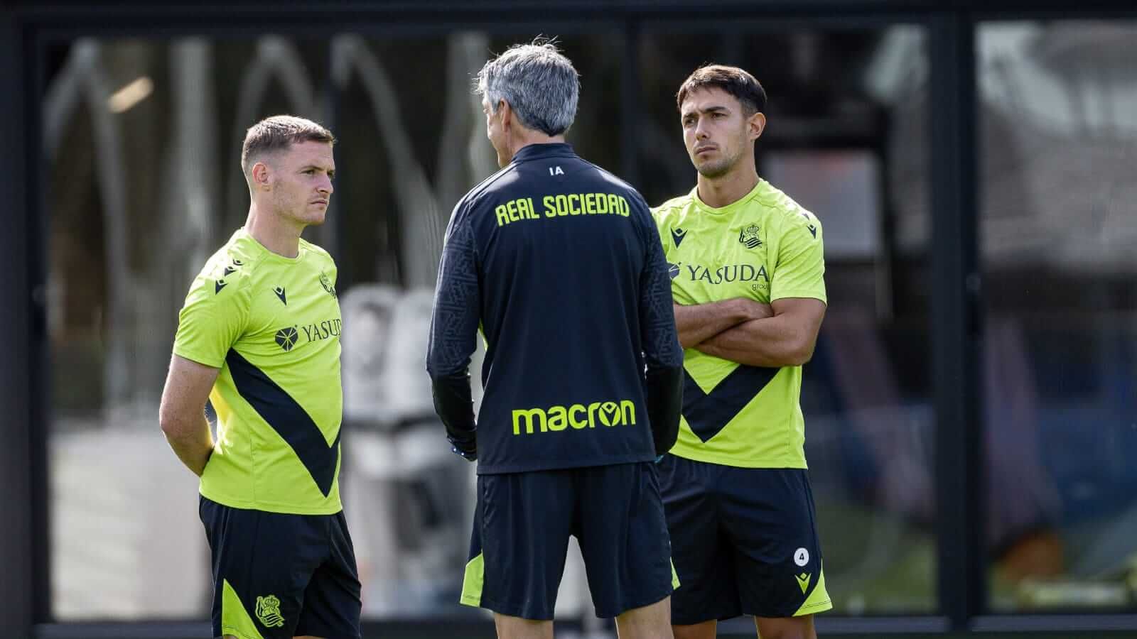  Imanol da instrucciones a Sergio Gómez y Zubimendi en un entrenamiento en Zubieta.