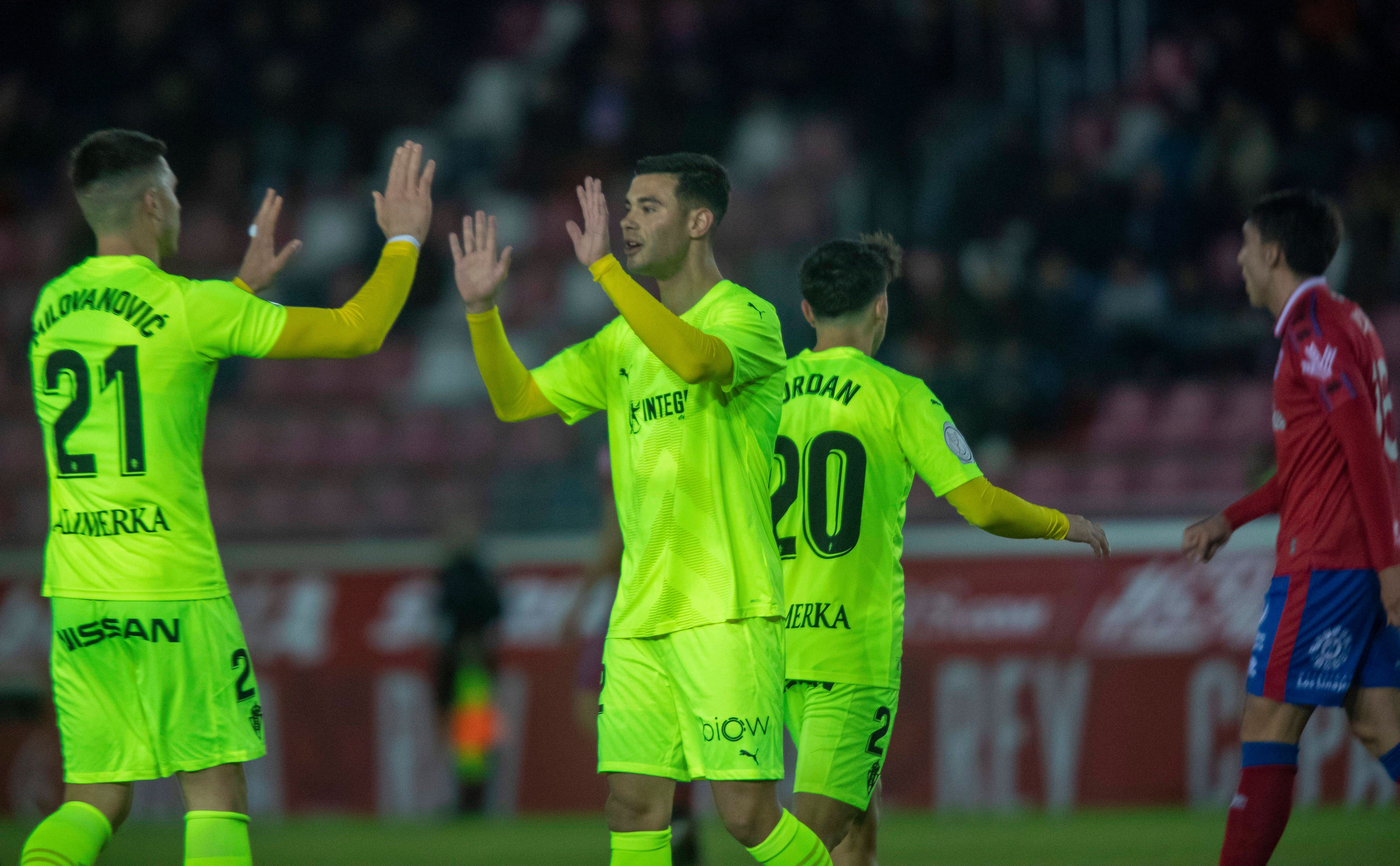  Diego Sánchez felicita a Milovanovic en el Numancia-Sporting.