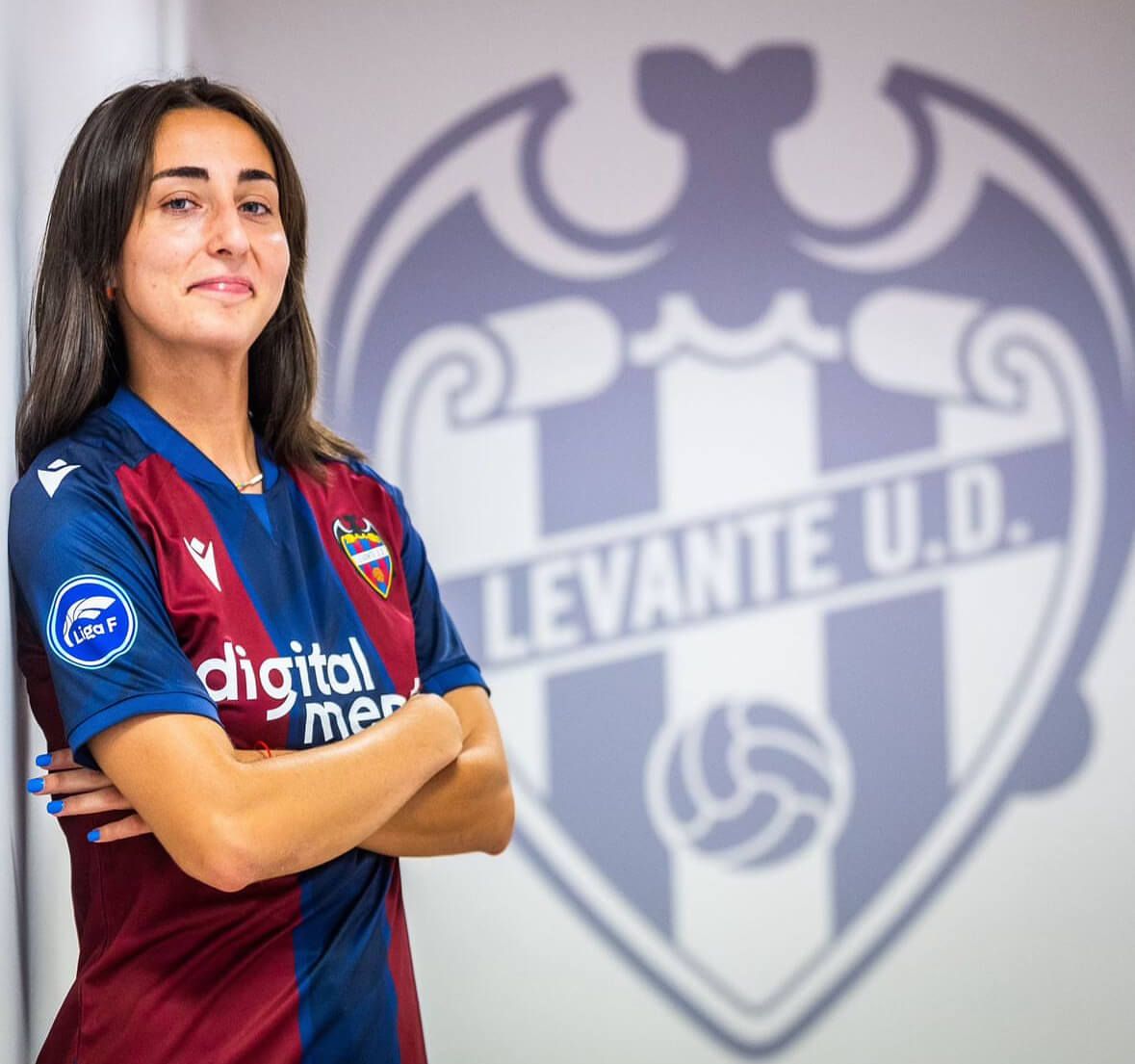  Ana Franco posa junto al escudo que ahora defenderá tras marcharse del Sevilla.