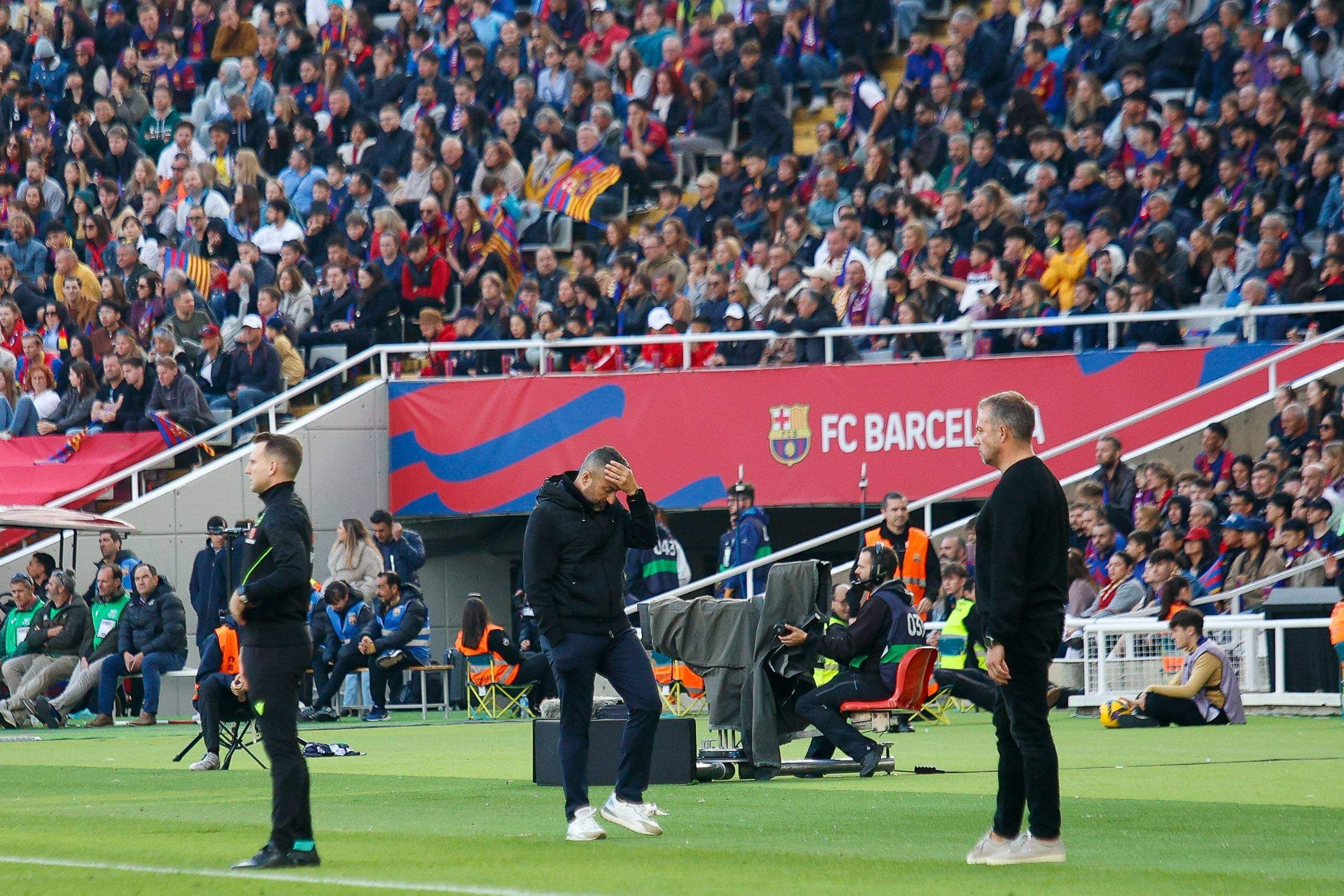  Diego Martínez y Hansi Flick, durante el Barcelona-Las Palmas.
