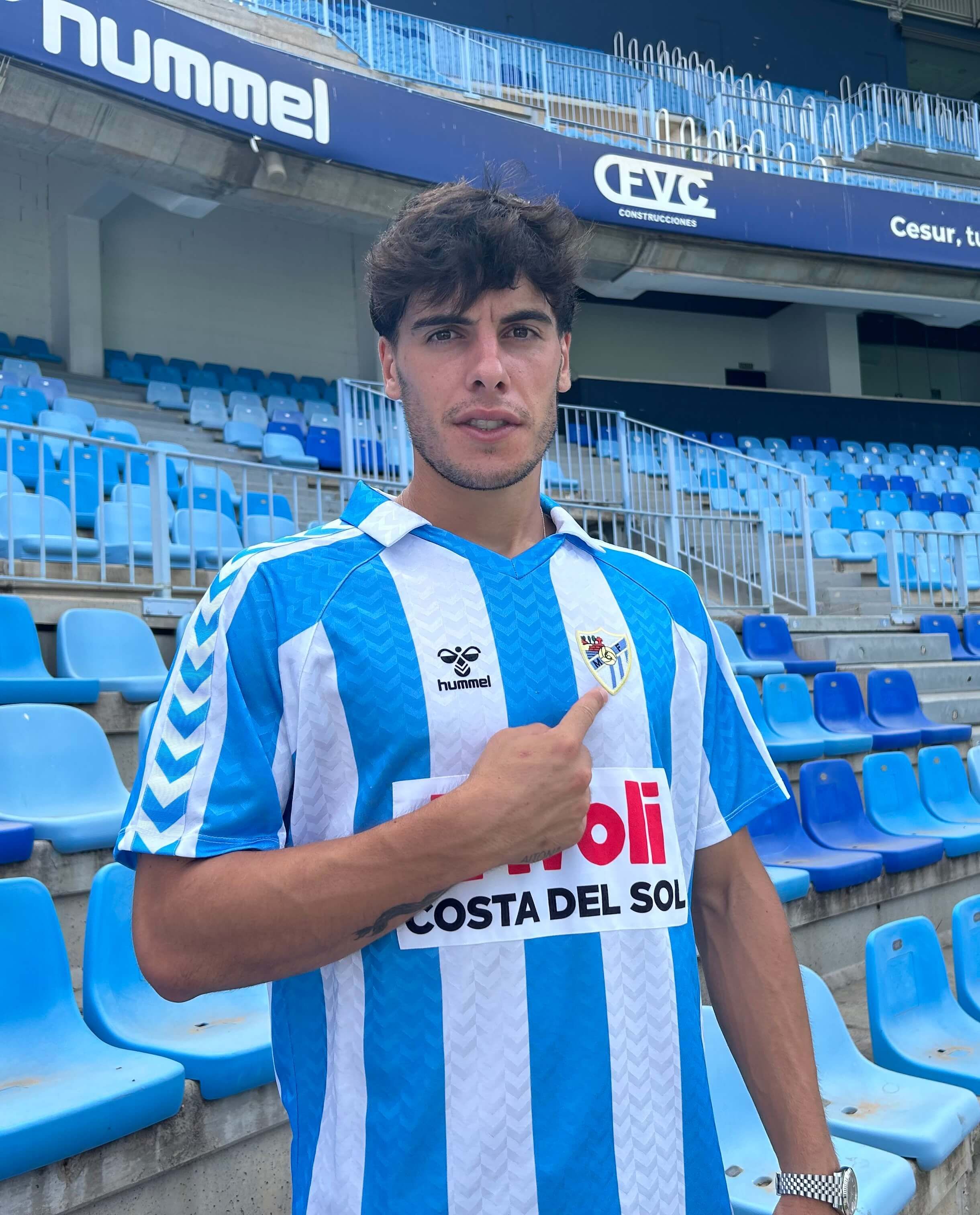  Julen Lobete, en las gradas de La Rosaleda.