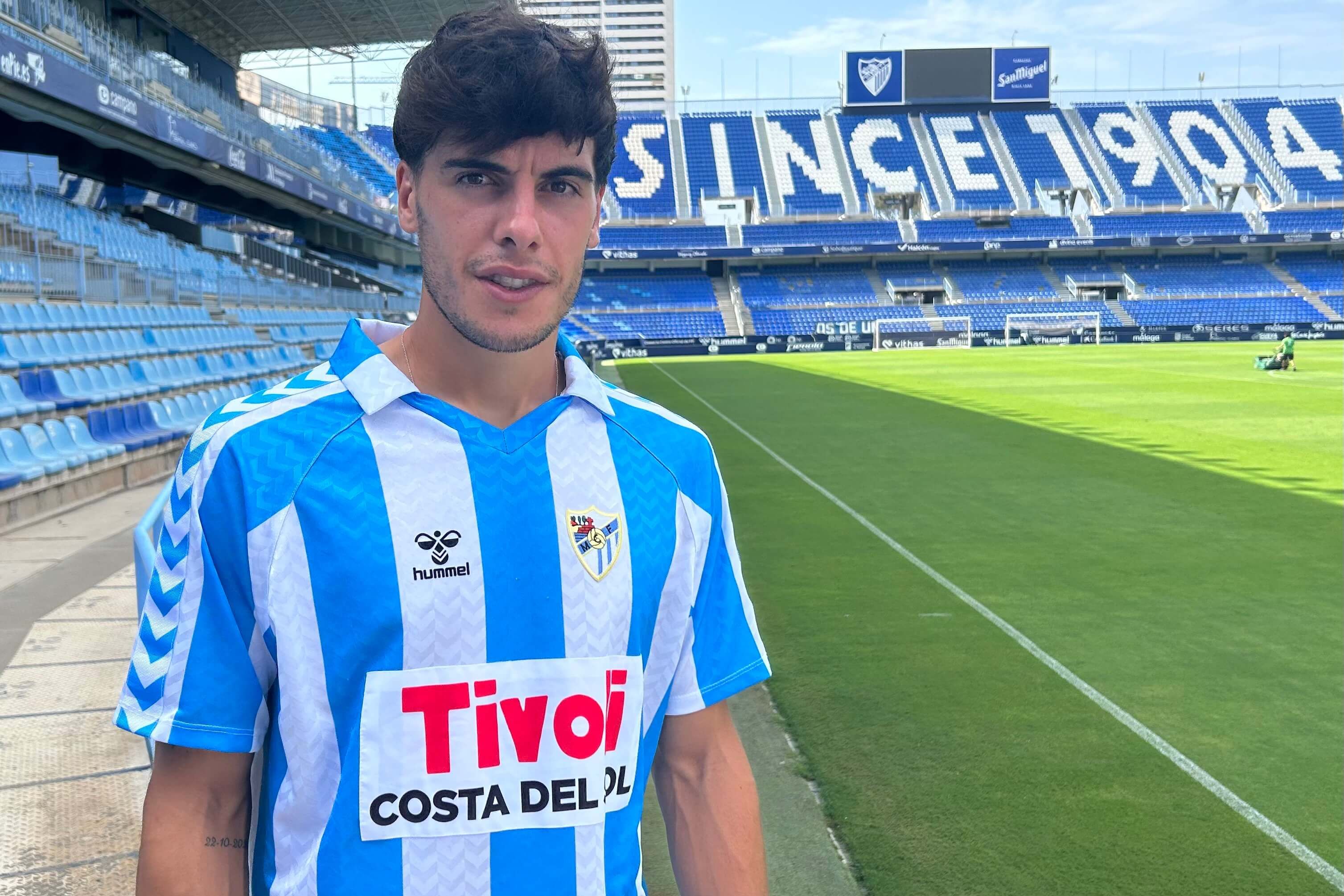  Julen Lobete, en La Rosaleda para la entrevista.