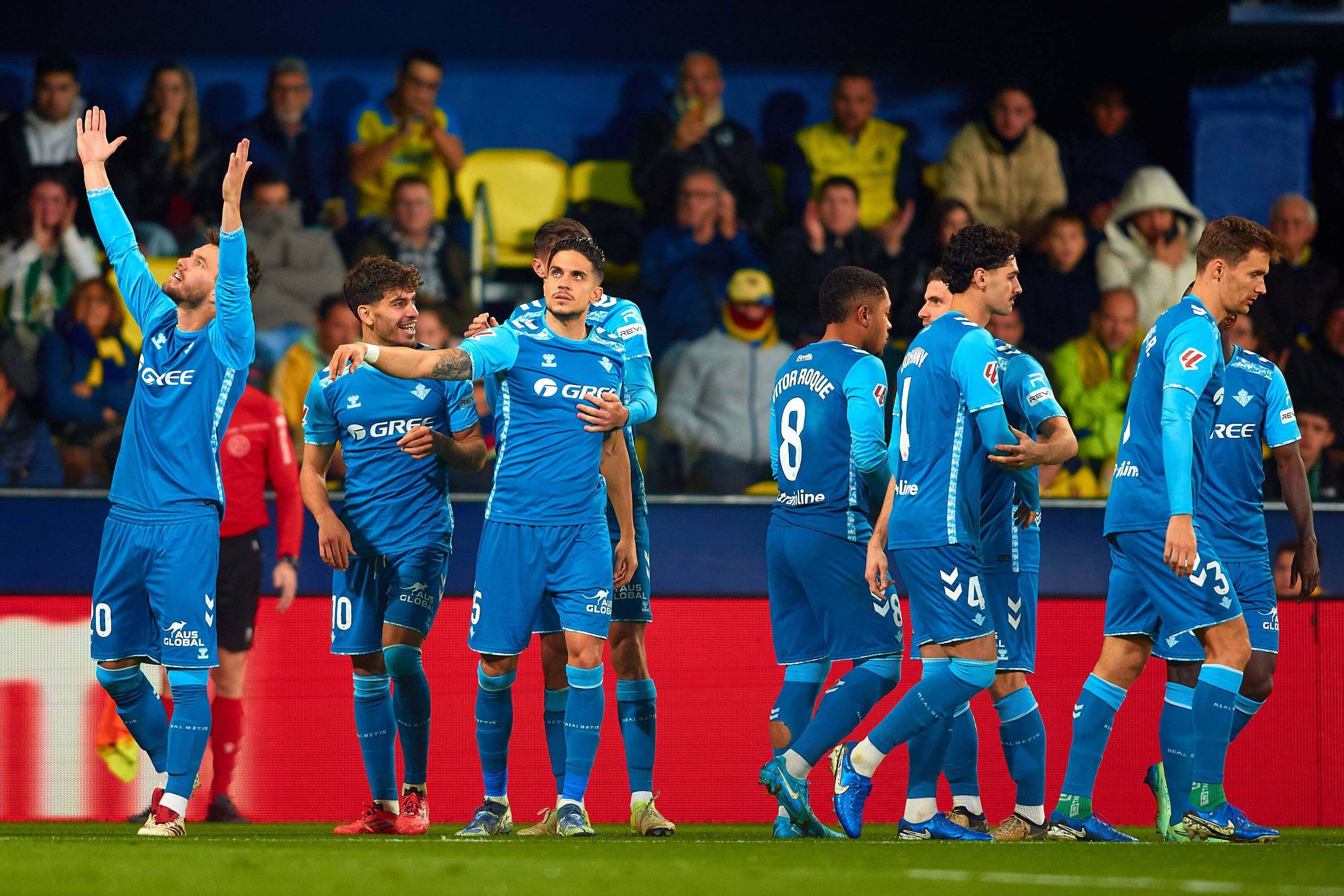  Los jugadores del Betis celebran un gol en el estadio de La Cerámica.