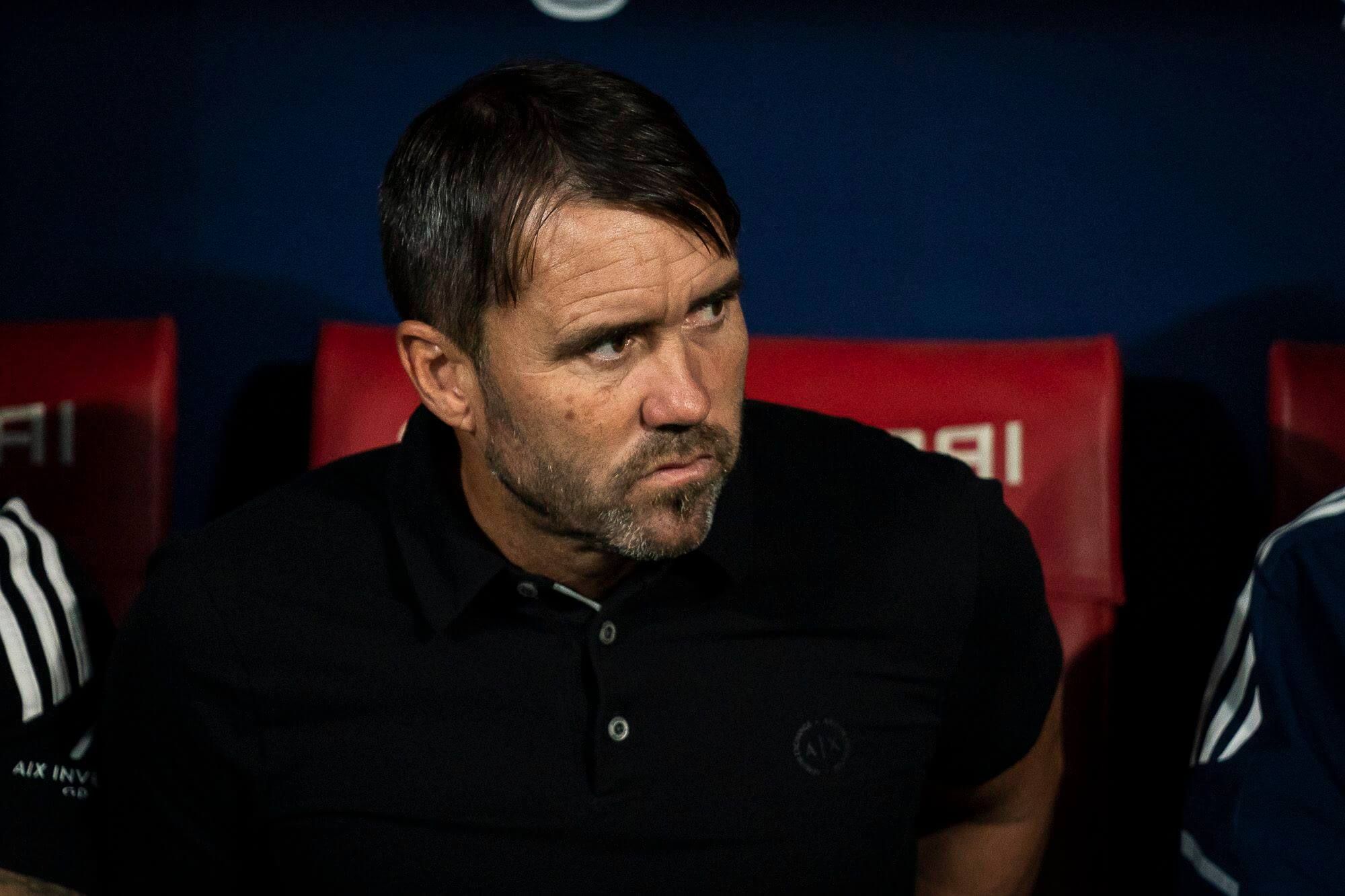 Chacho Coudet dirige un partido de Internacional.