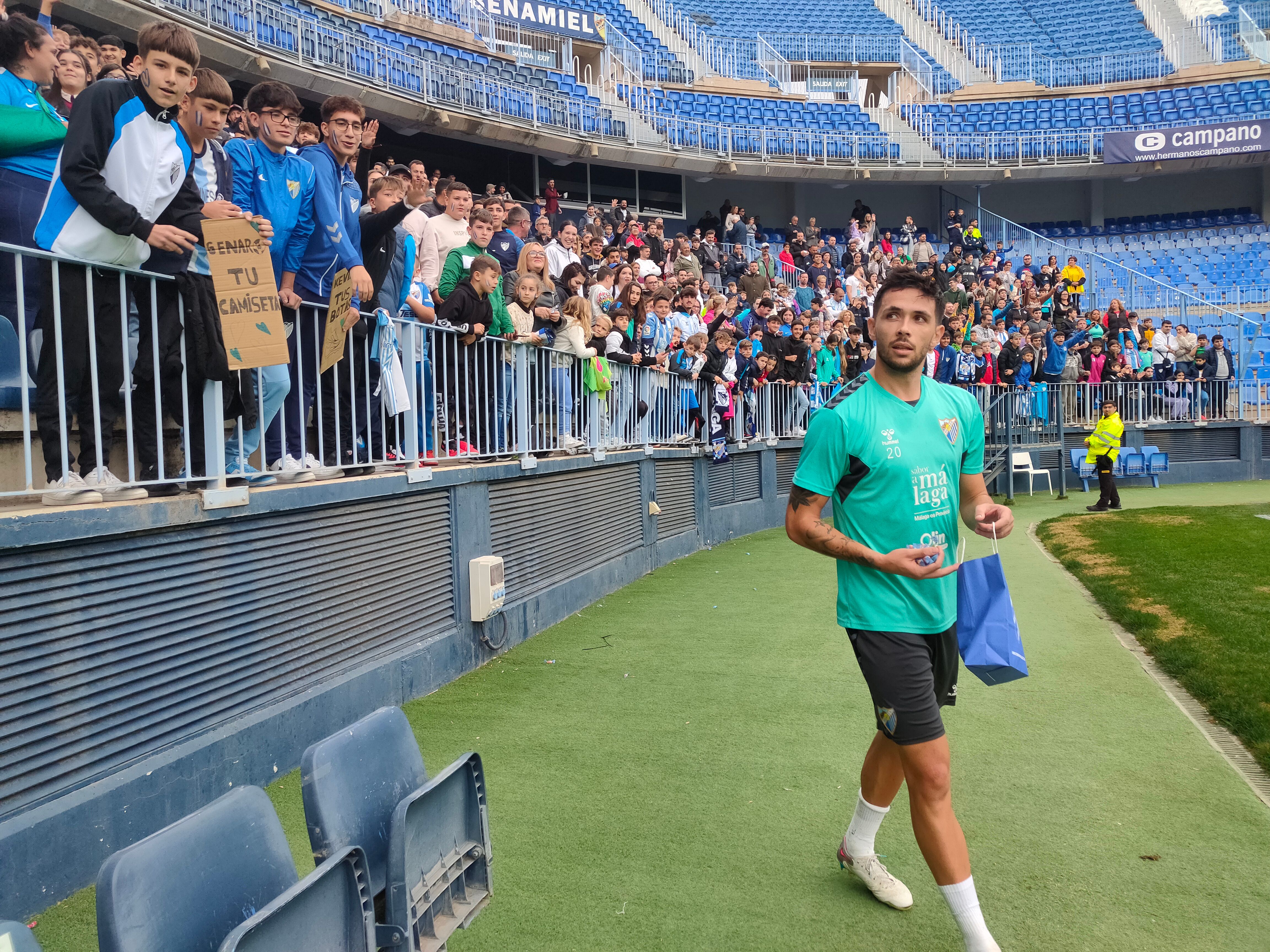 Nelson Monte otea el horizonte en busca de aficionados que quieran caramelos. (A.F.)