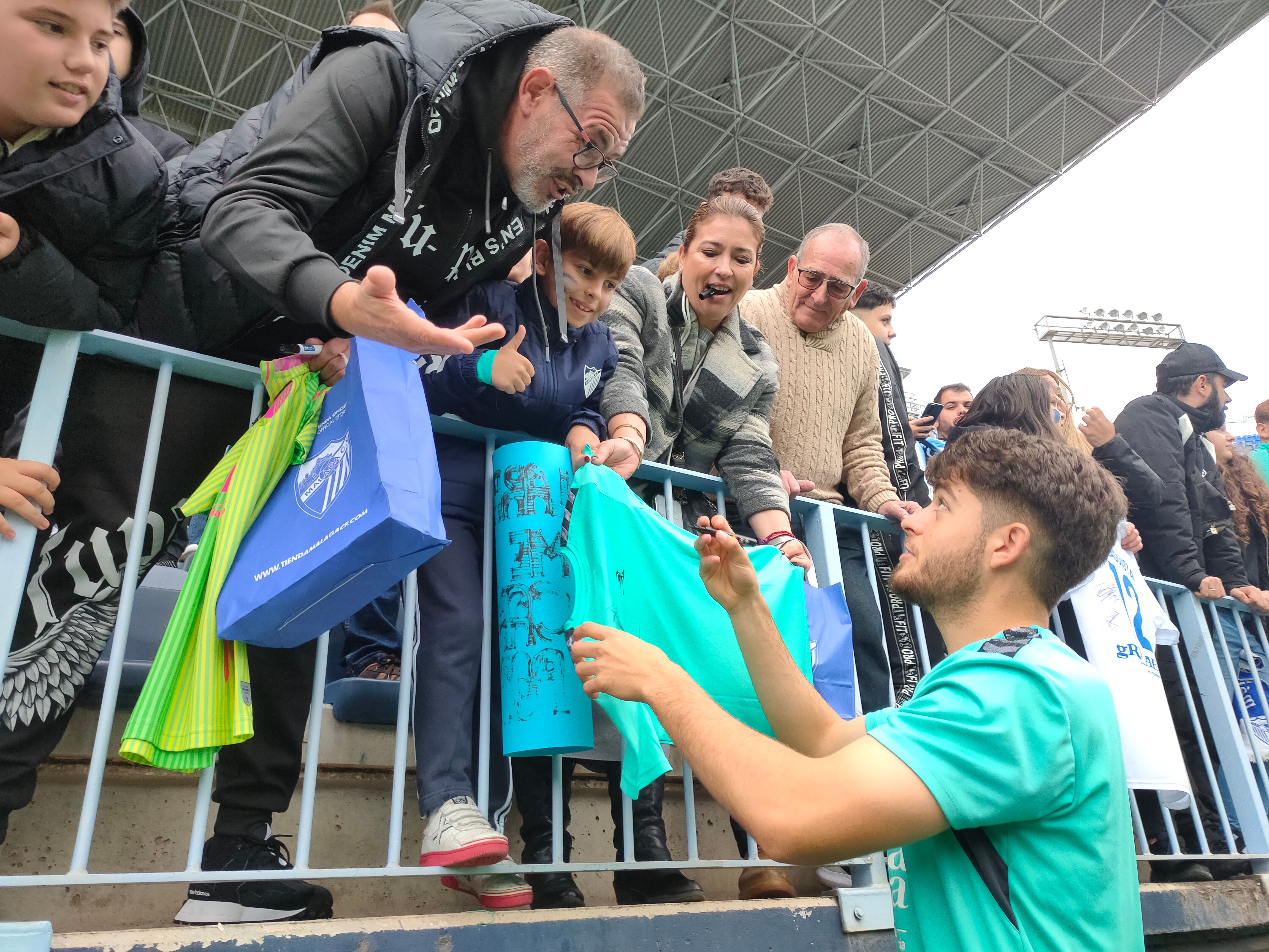 Padres que piden favores. Dani Lorenzo, a la firma. (A.F.)