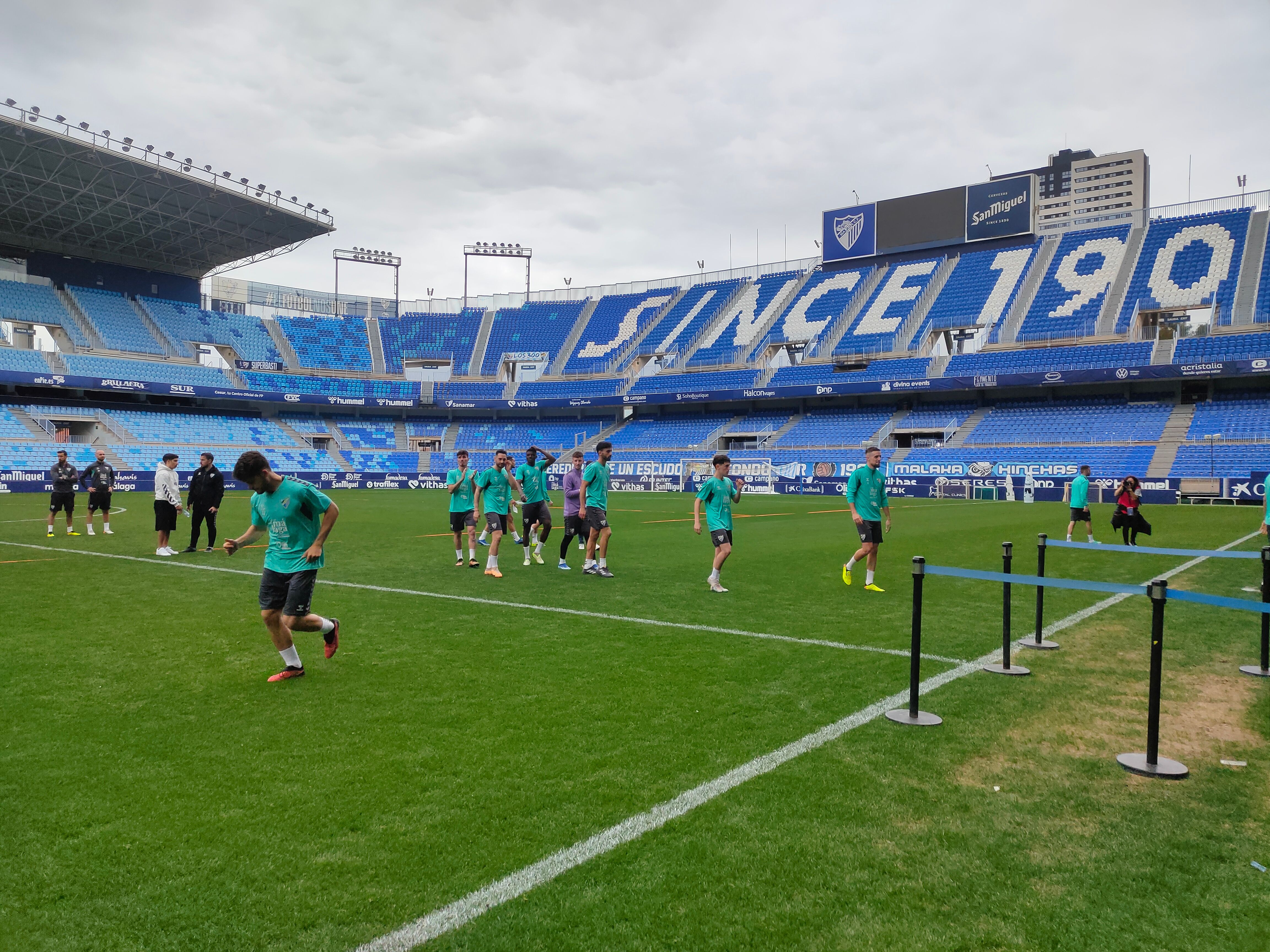 Termina el entrenamiento, empieza el jolgorio en las gradas. (A.F.)