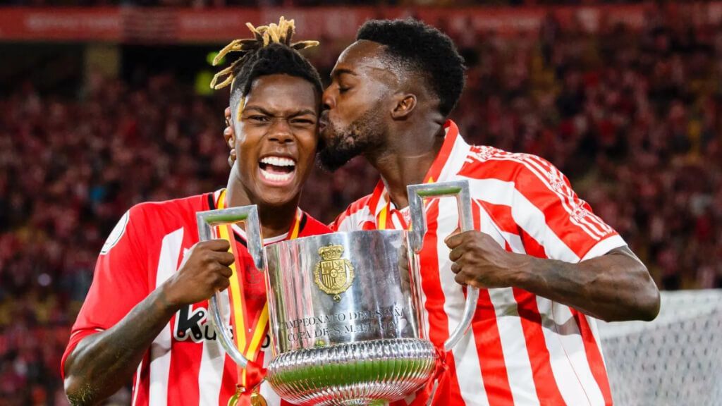 Iñaki Williams y Nico Williams celebrando la Copa del Rey.