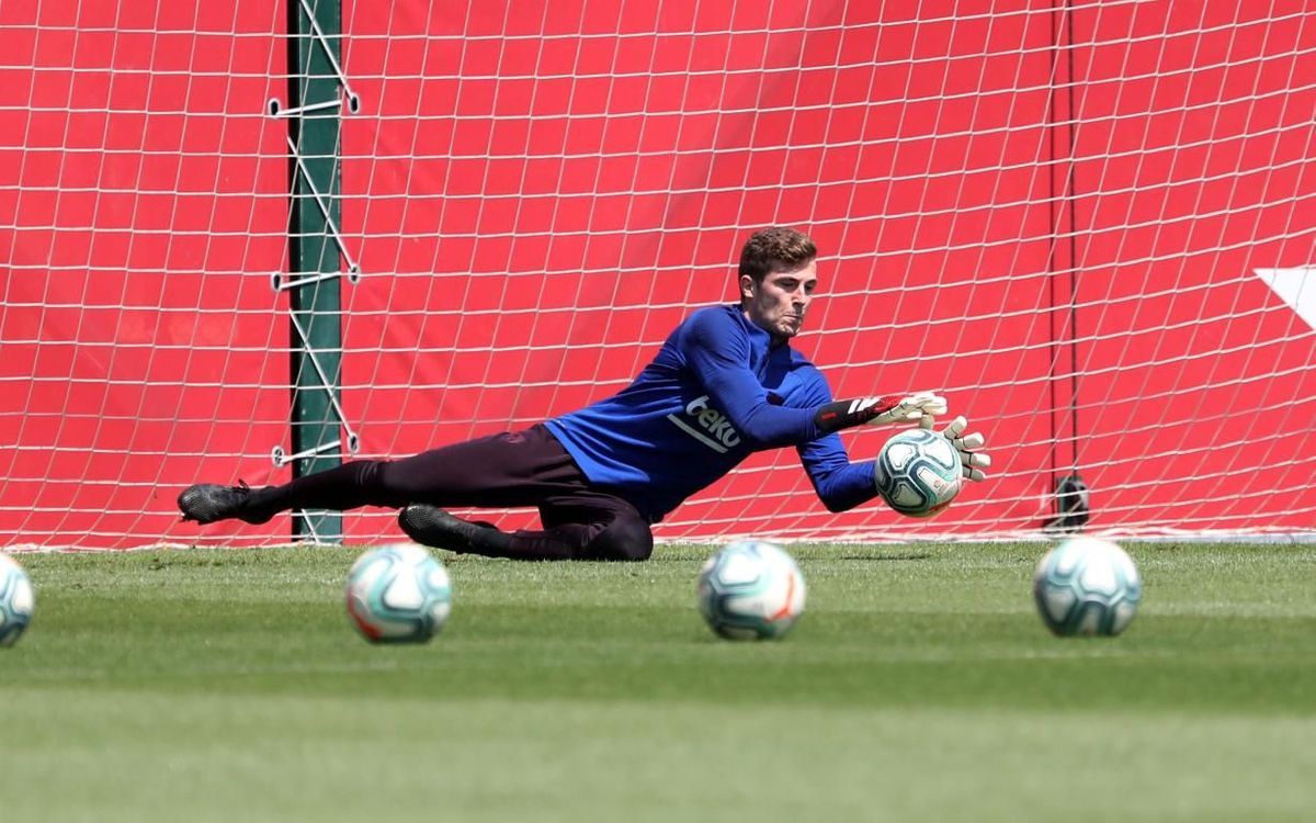  Iñaki Peña, durante el entrenamiento del Barcelona.