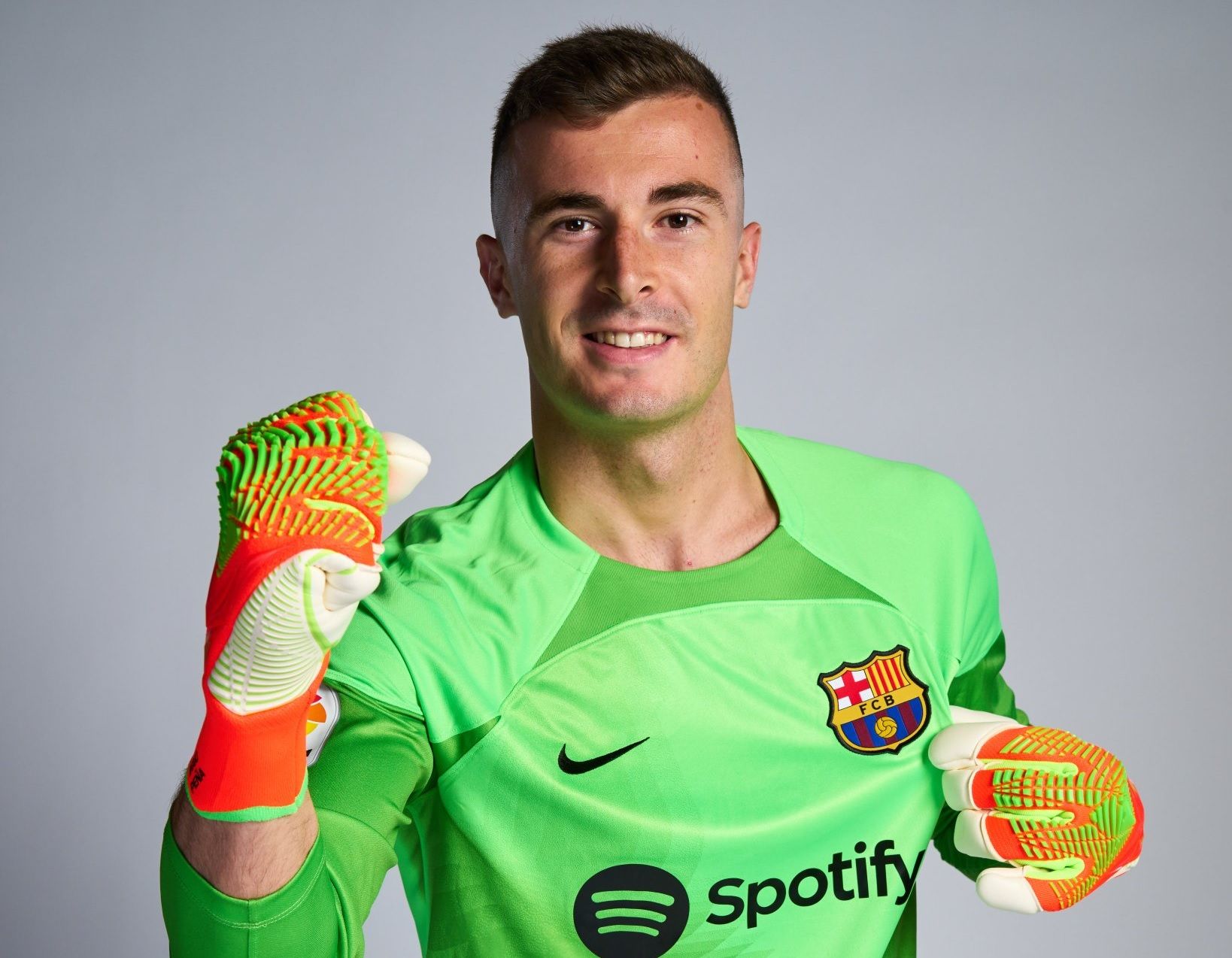 Iñaki Peña posa para los medios oficiales del Barcelona (Foto: FCB).