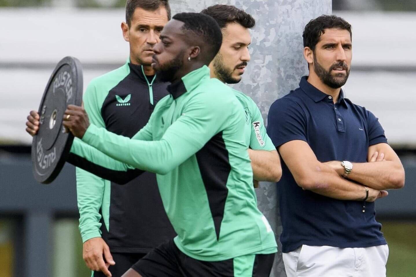  Iñaki Williams entrena en Lezama bajo la mirada de Raúl García.