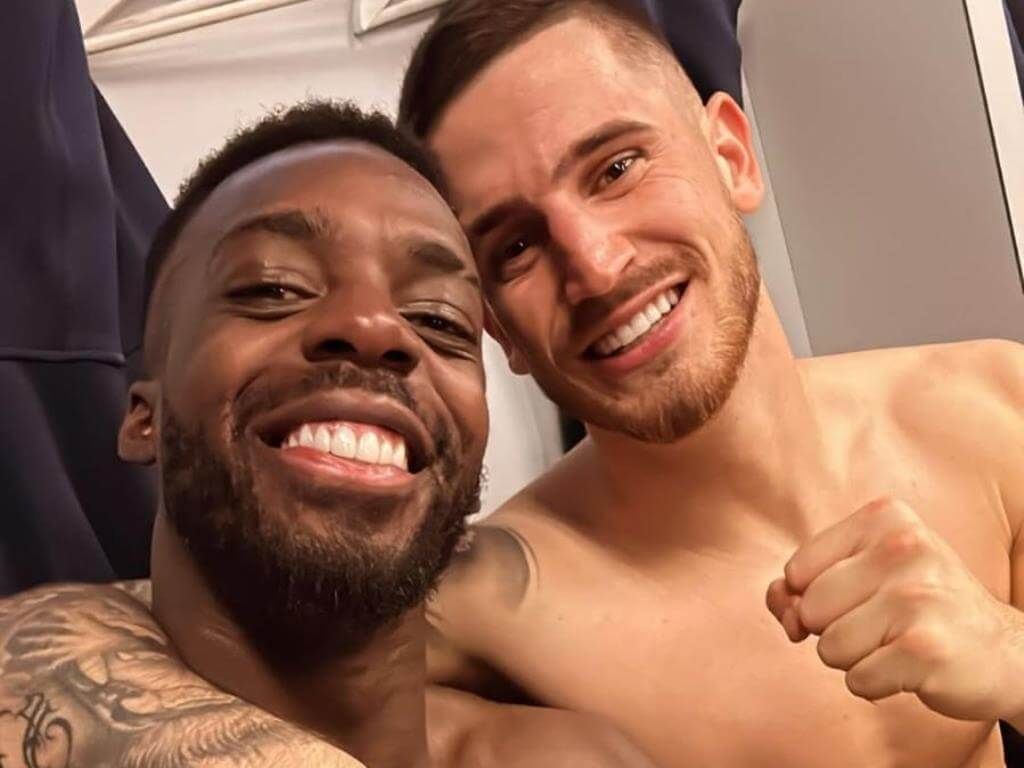  Iñaki Williams y Oihan Sancet festejan la victoria tras el derbi ante la Real Sociedad en San Mamés.