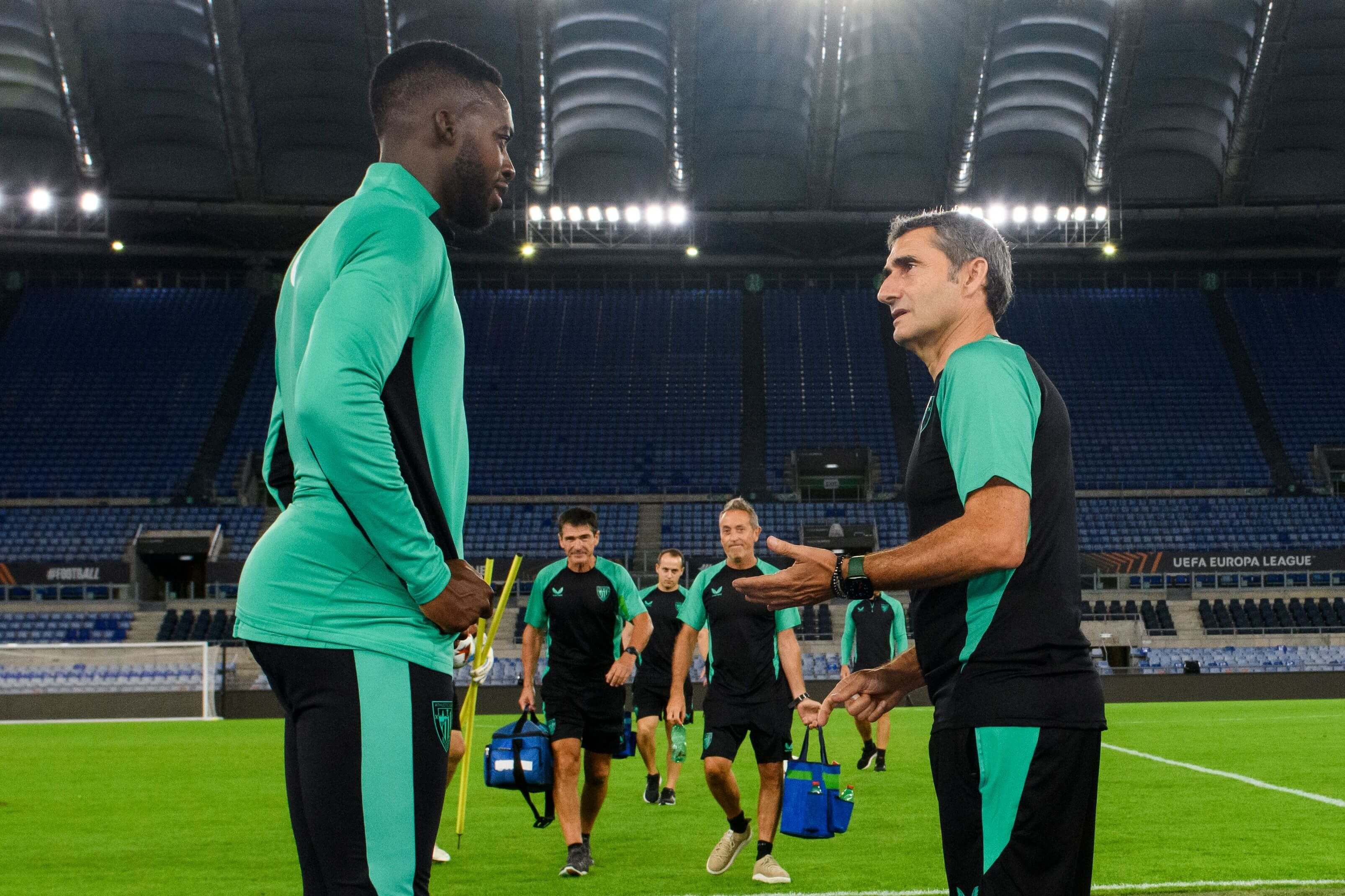  Ernesto Valverde alecciona a Iñaki Williams en un entrenamiento en el Estadio Olímpico de Roma.
