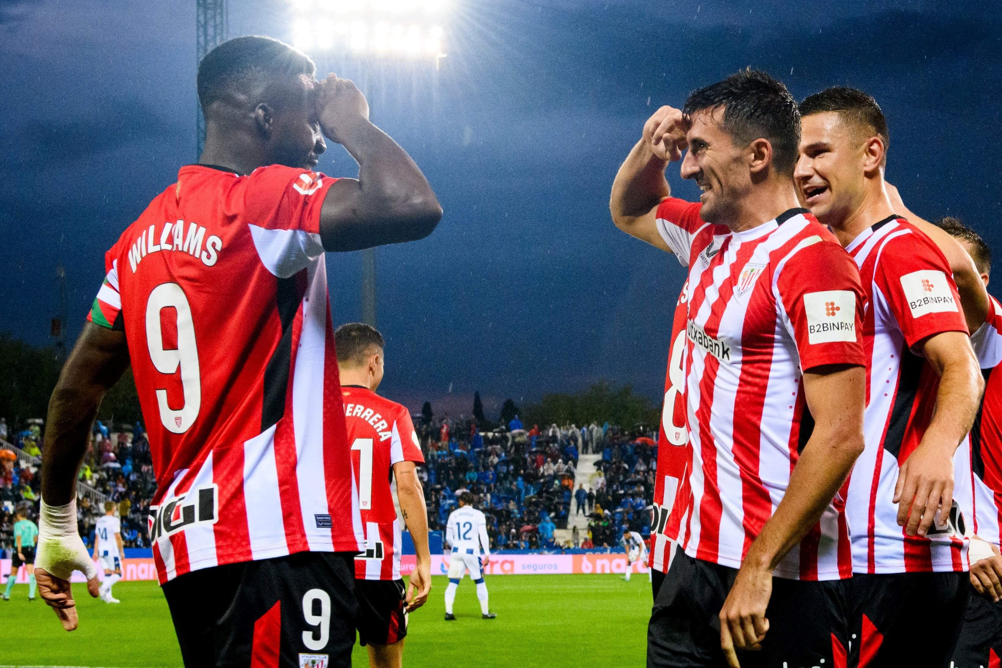 Iñaki Williams saluda al 'Teniente' Dani Vivian en Butarque.