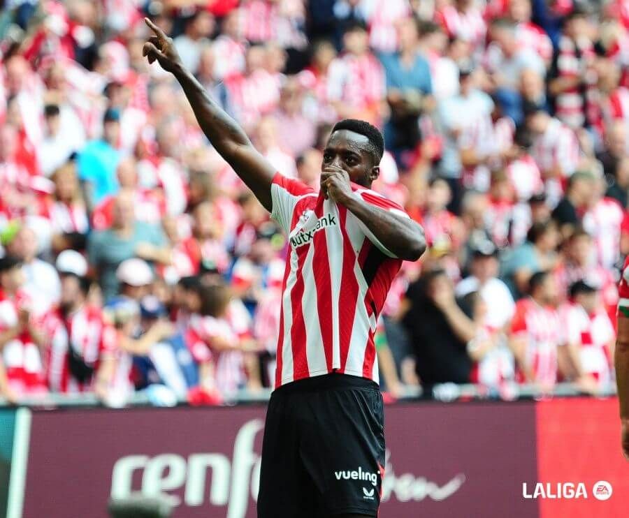  Iñaki Williams besa el escudo del Athletic Club de su camiseta para celebrar uno de sus goles ante el Espanyol en San Mamés.