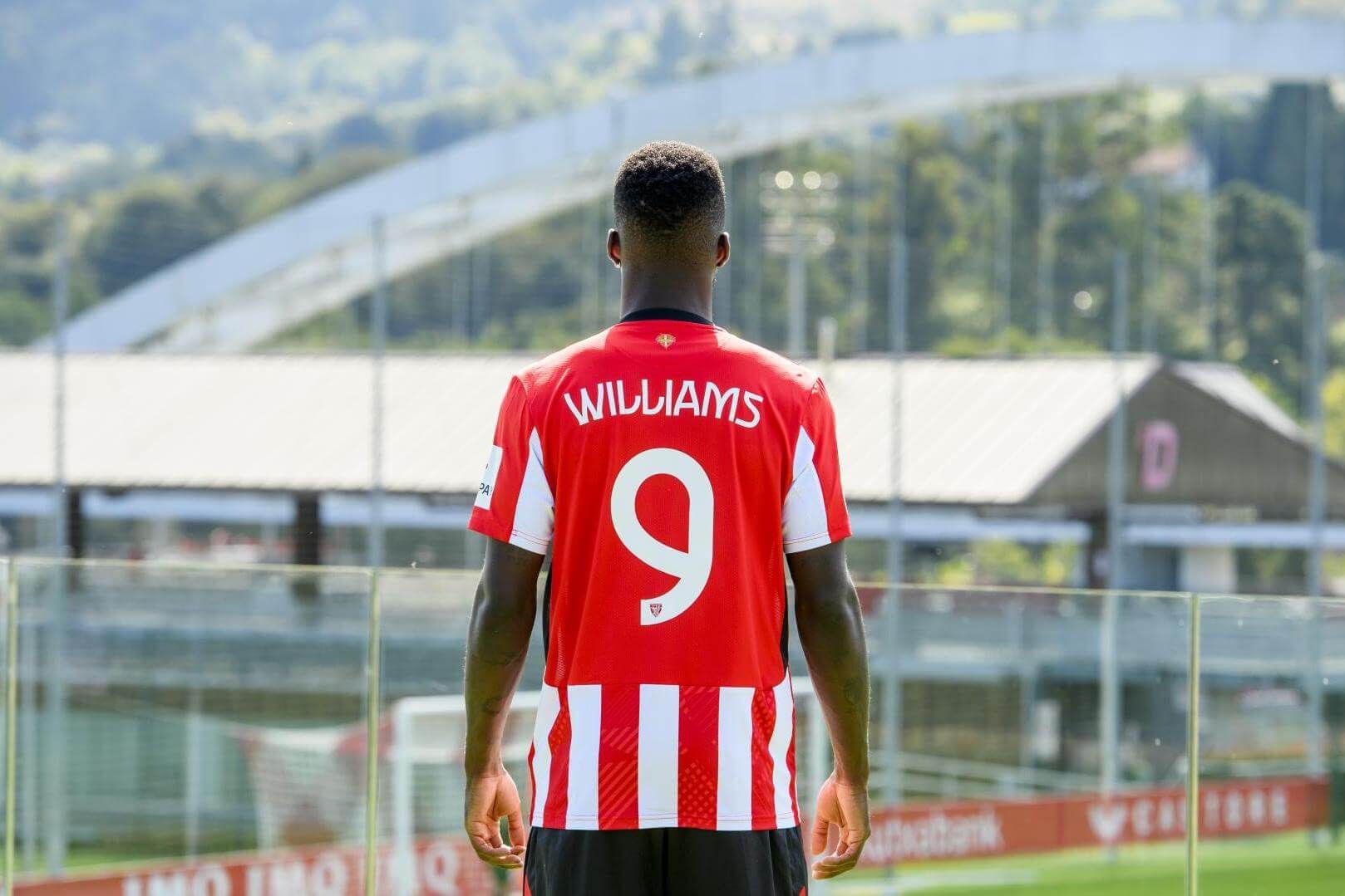 Símbolos: Iñaki Williams posa ante el arco en Lezama.