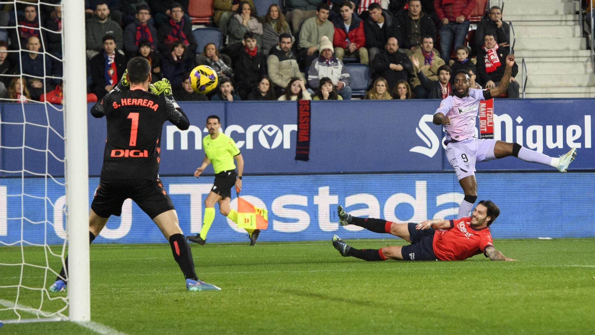 Tiro de Iñaki Williams ante Osasuna en El Sadar.