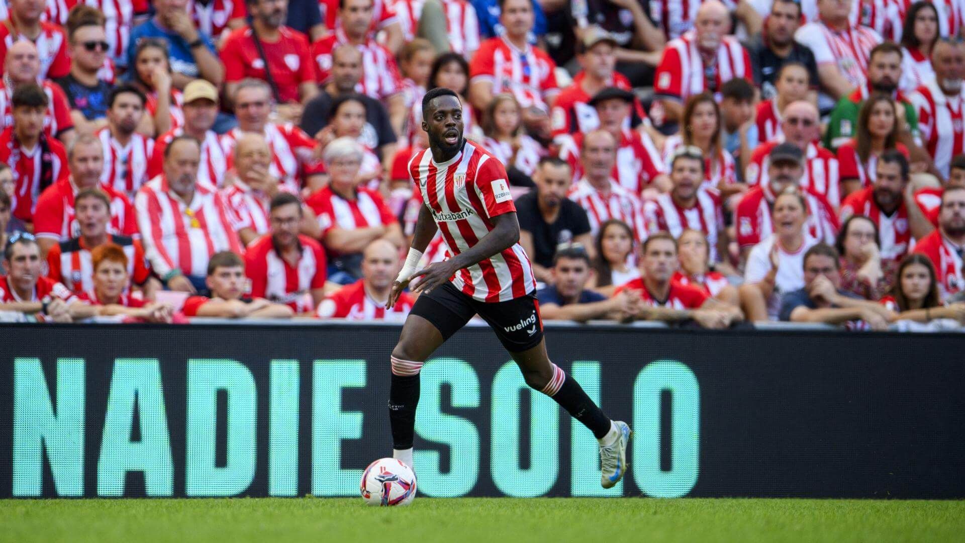 Iñaki Williams la lleva y levanta la cabeza en el empate ante el Sevilla en San Mamés.