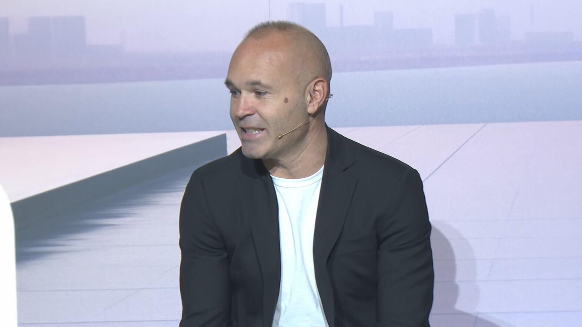  Andrés Iniesta, durante su rueda de prensa de despedida, anunció que se formará como técnico.