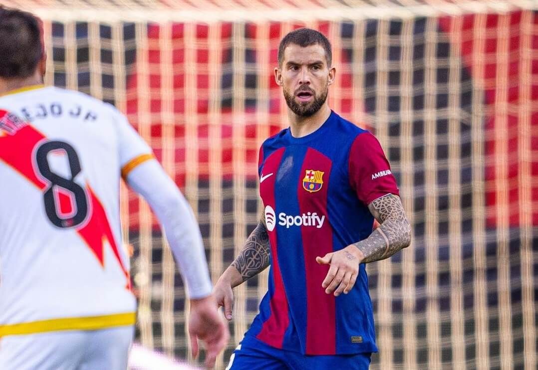  Íñigo Martínez conduce un balón en el Rayo-Barça.