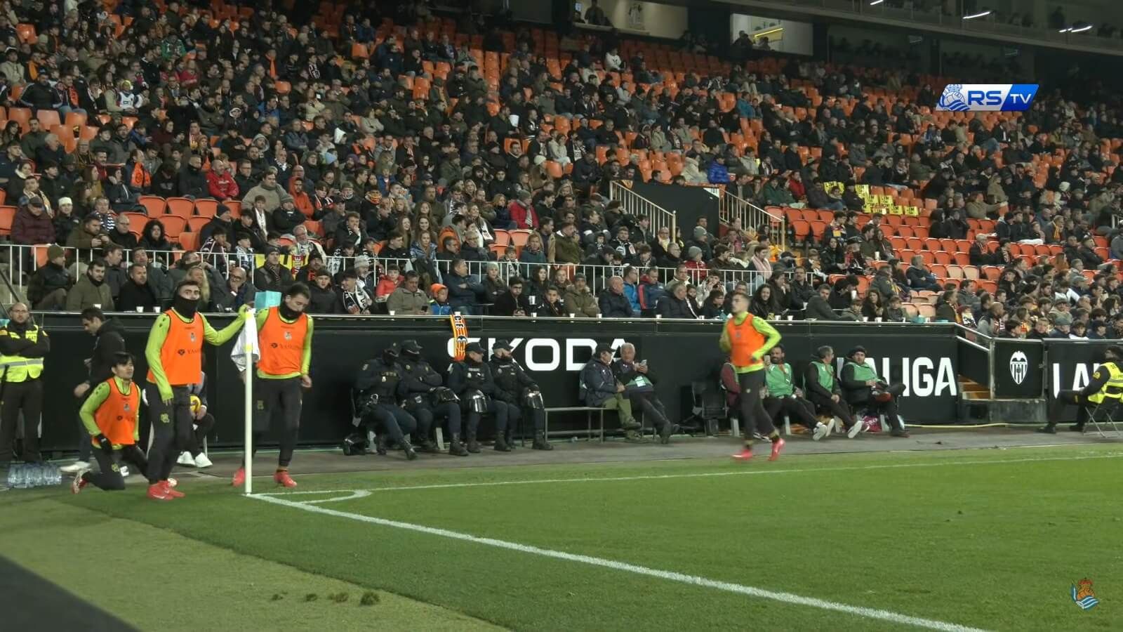 El momento de los Insultos a Take Kubo y Ander Barrenetxea en Mestalla.