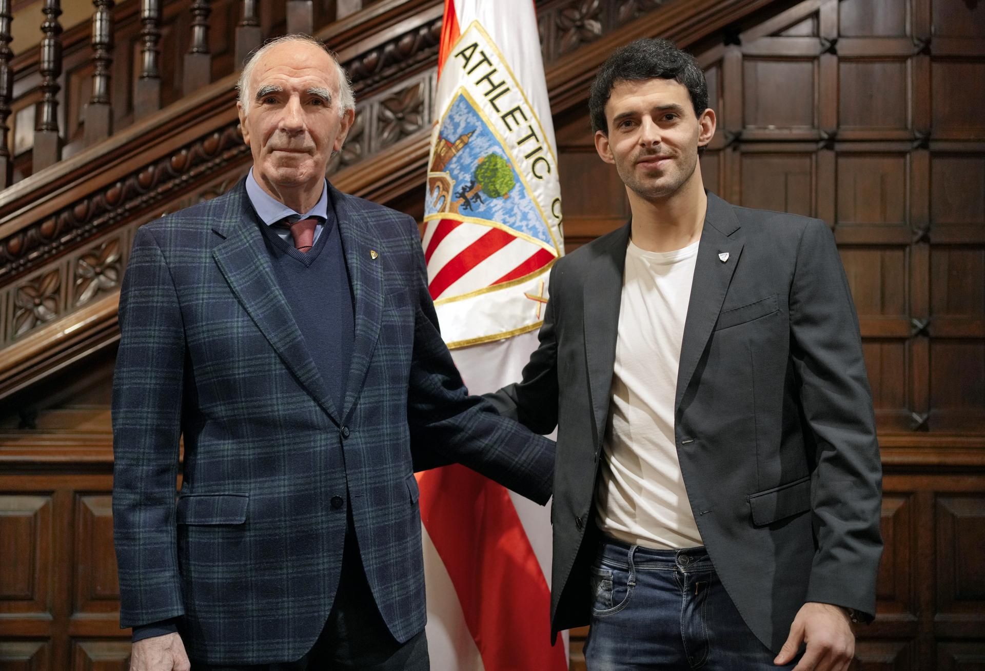  El pelotari Jokin Altuna posa con 'El Txopo' José Ángel Iribar en Ibaigane.