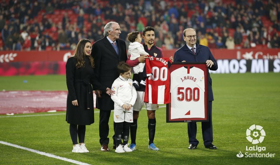  Archivo: El 'Txopo' Iribar entrega una camiseta del Athletic Club en un homenaje en Sevilla a Jesús Navas por sus 500 partidos.