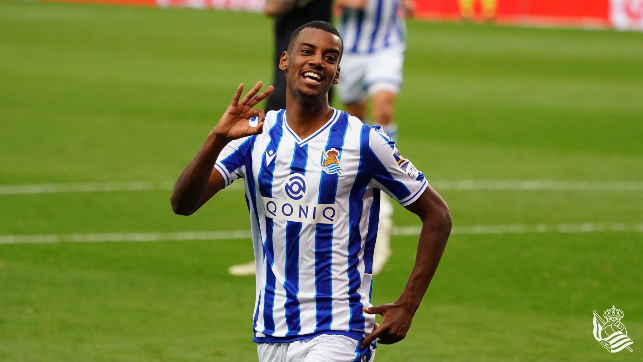 Isak celebra un gol con la Real Sociedad.