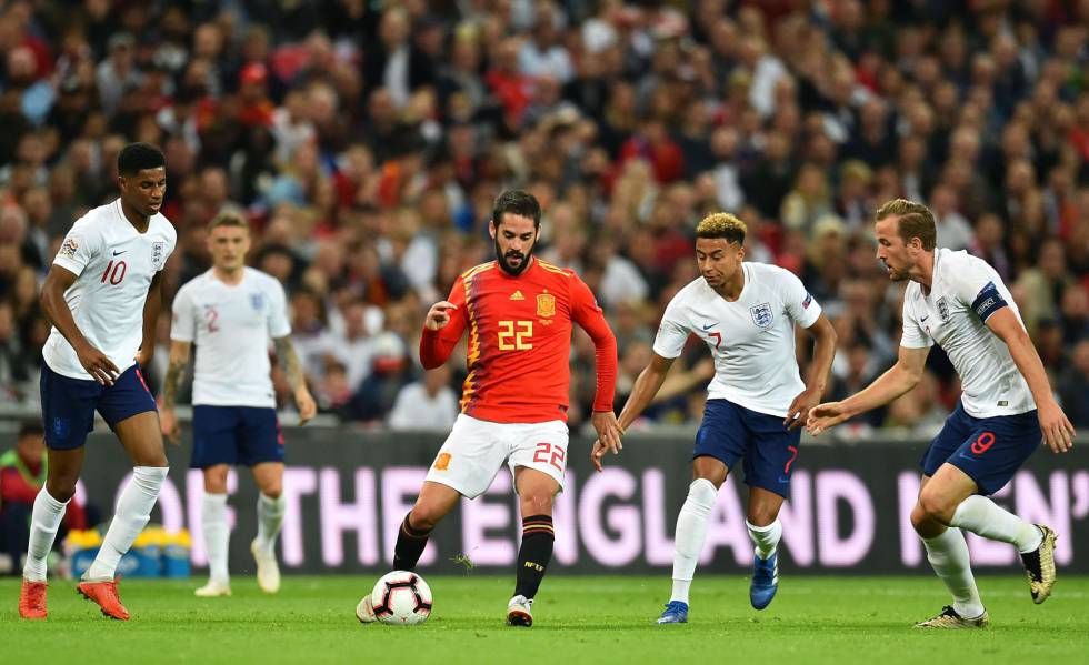 Isco controla el balón ante la mirada de Lingard en un Inglaterra-España.