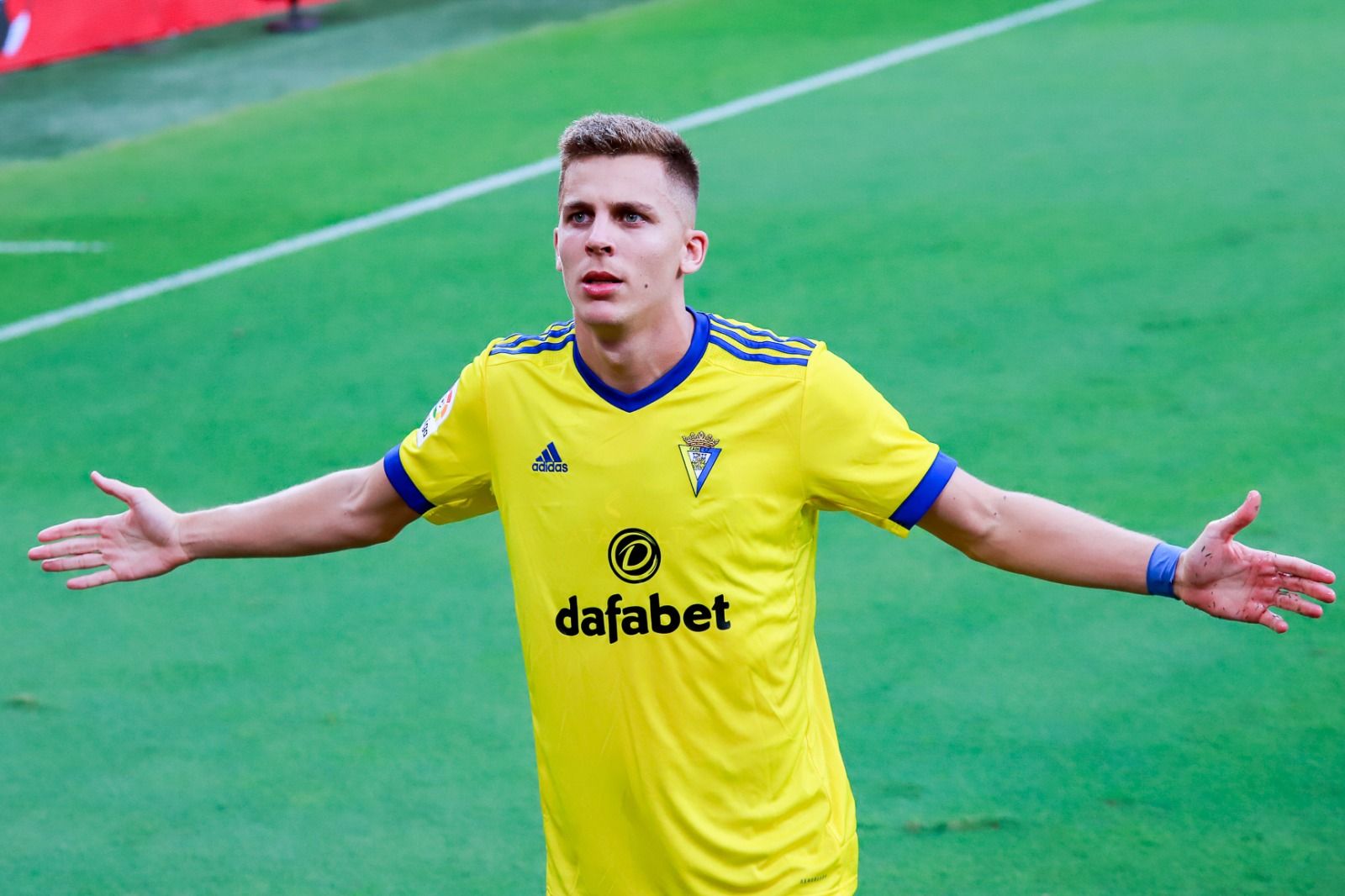 Iván Alejo festeja su gol al Granada (Foto: Cristo García).