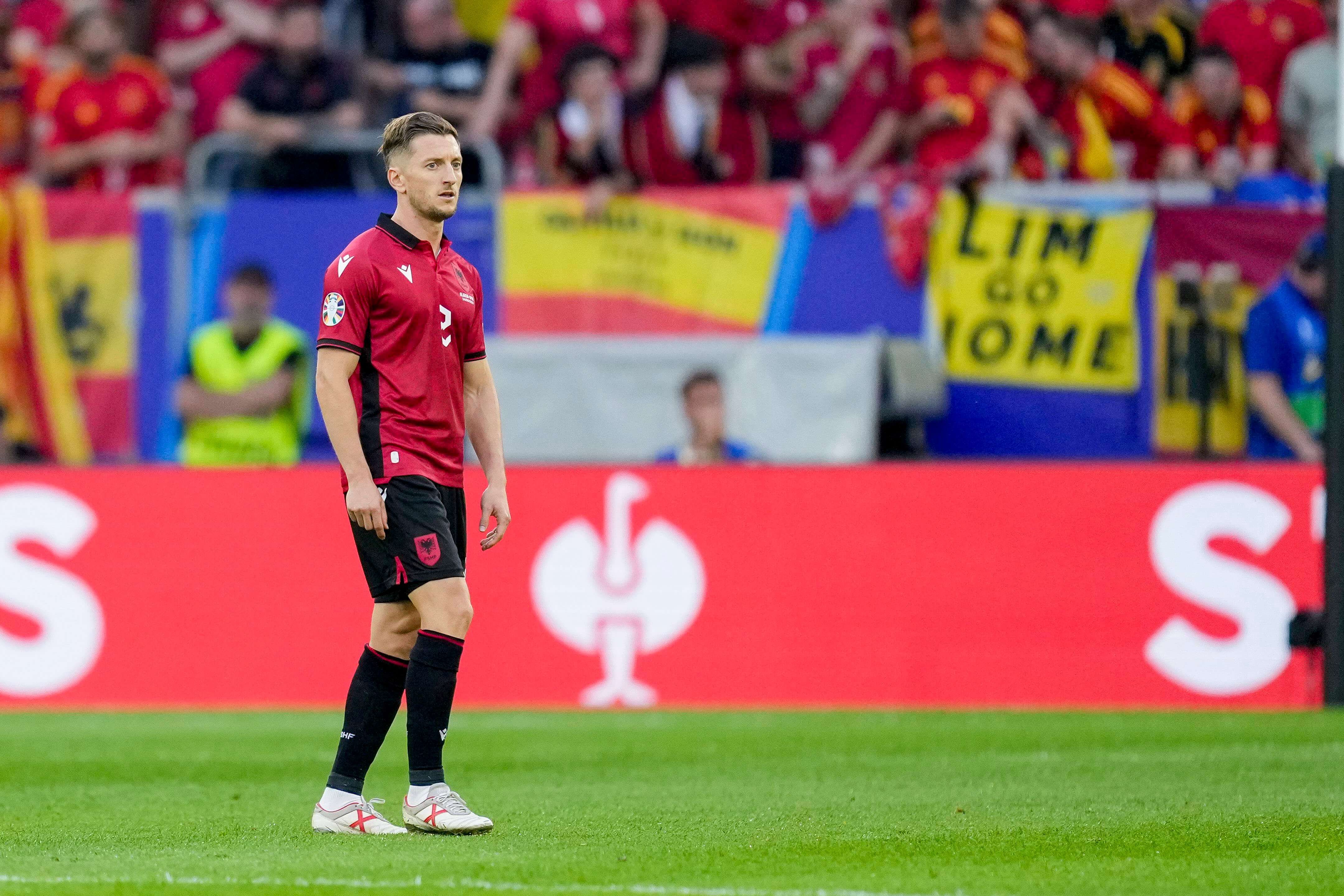 Ivan Balliu, con Albania, gusta al Valencia CF.