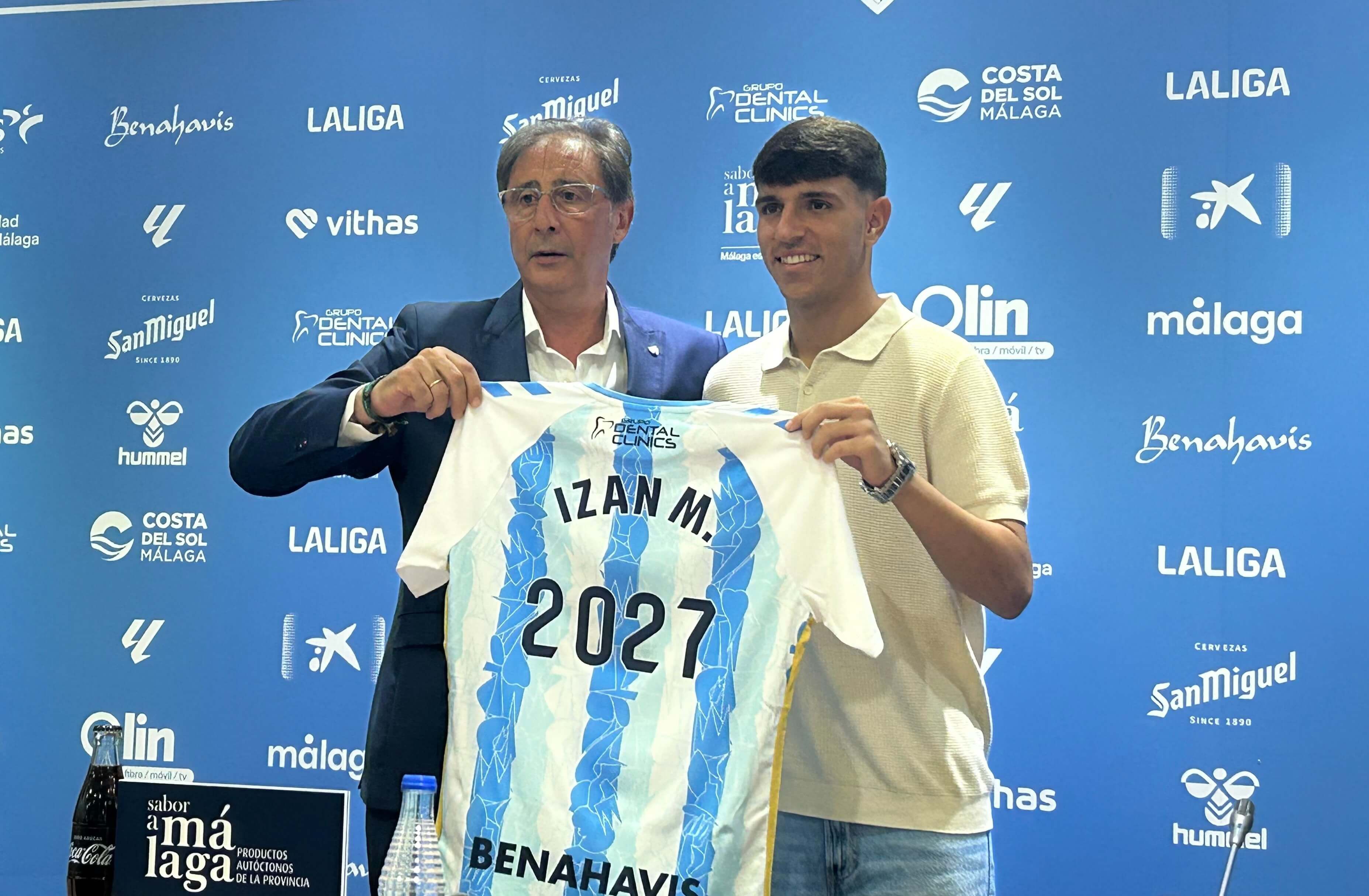  Izan Merino, junto a Loren Juarros tras firmar el nuevo contrato.