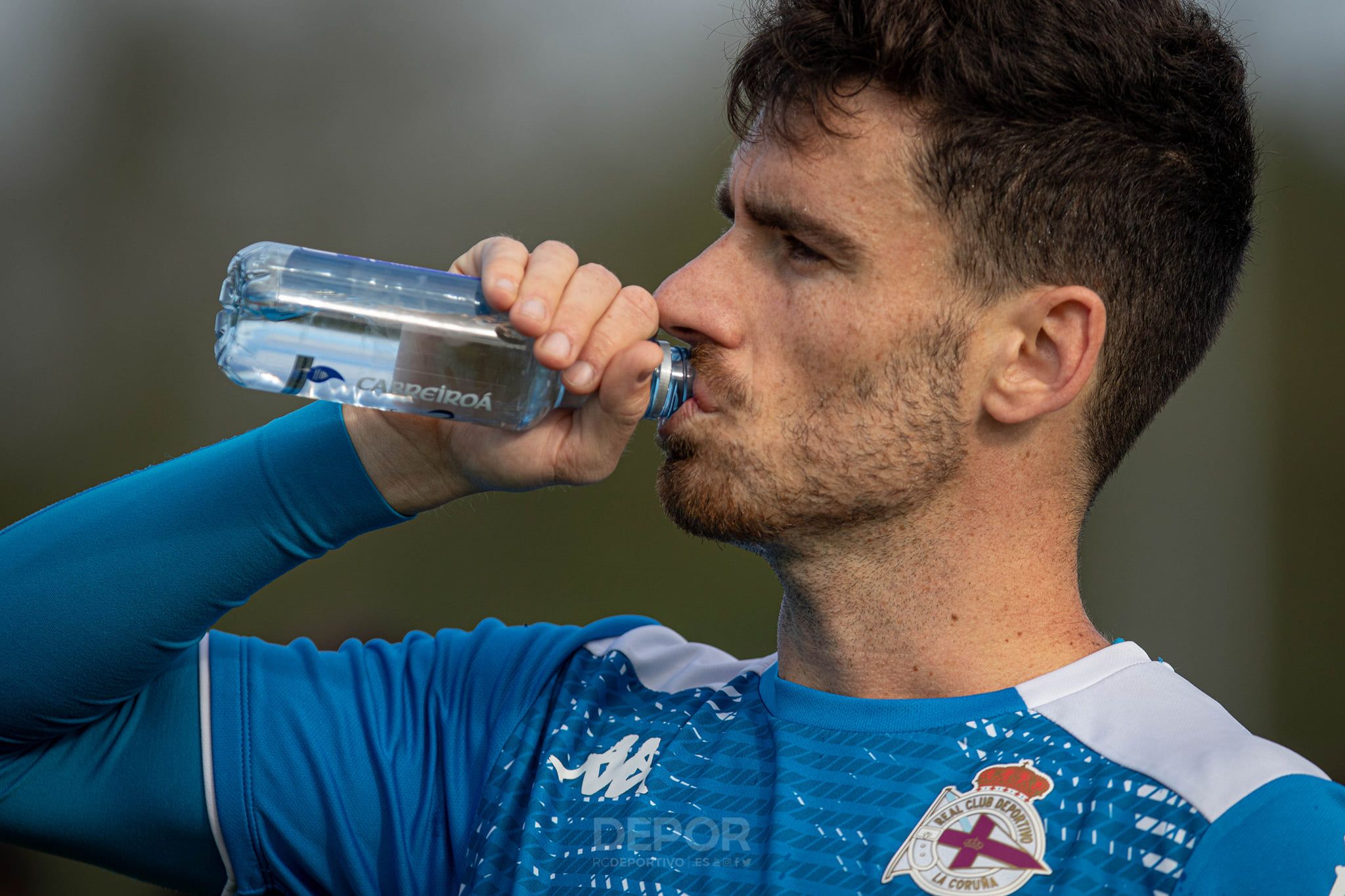  El defensa Jaime Sánchez bebiendo agua durante un entrenamiento.