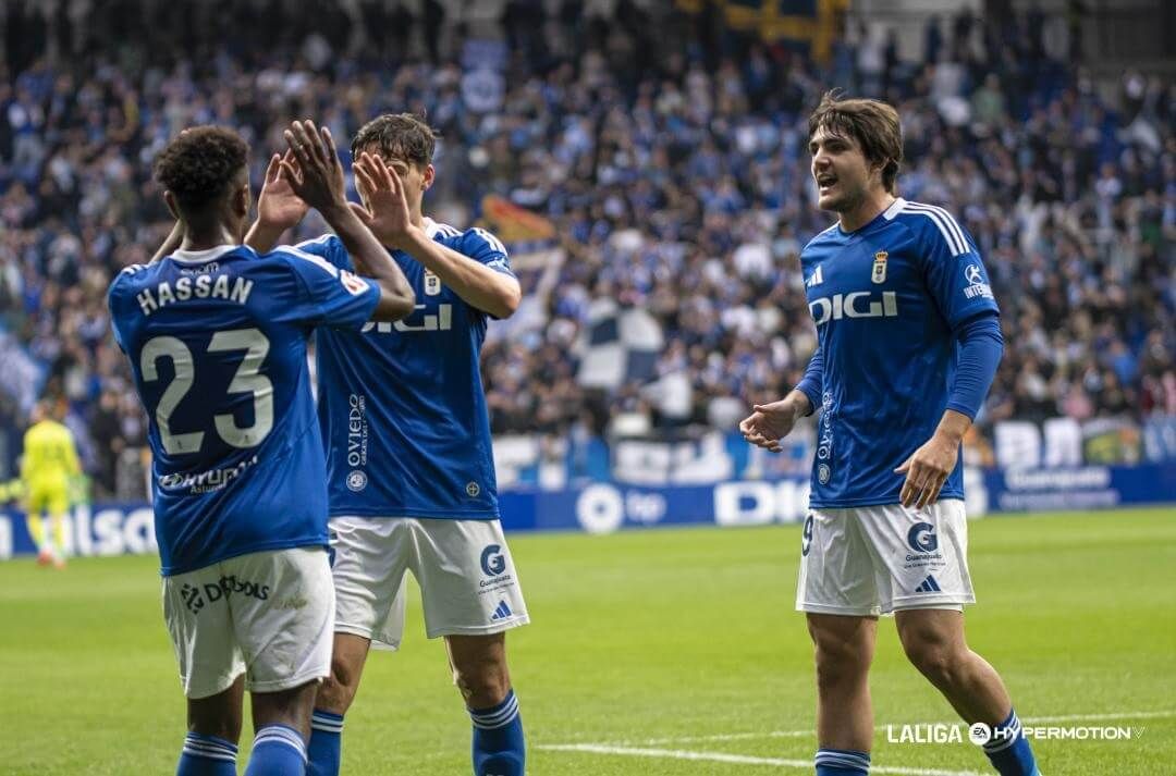  Jaime Vázquez celebra un gol del Real Oviedo.