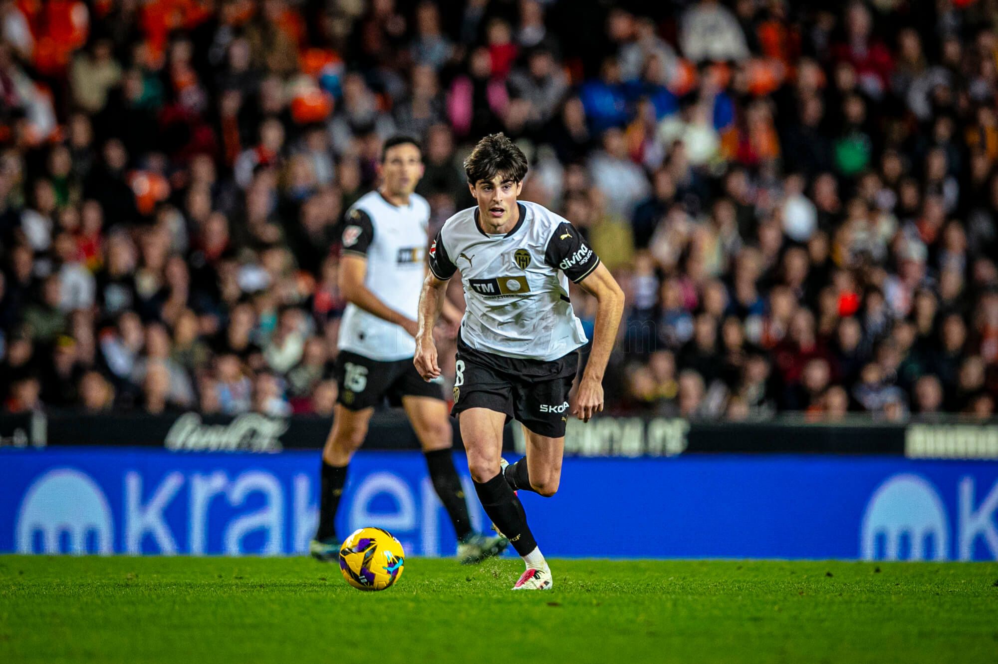  Javi Guerra, ante el Rayo Vallecano.