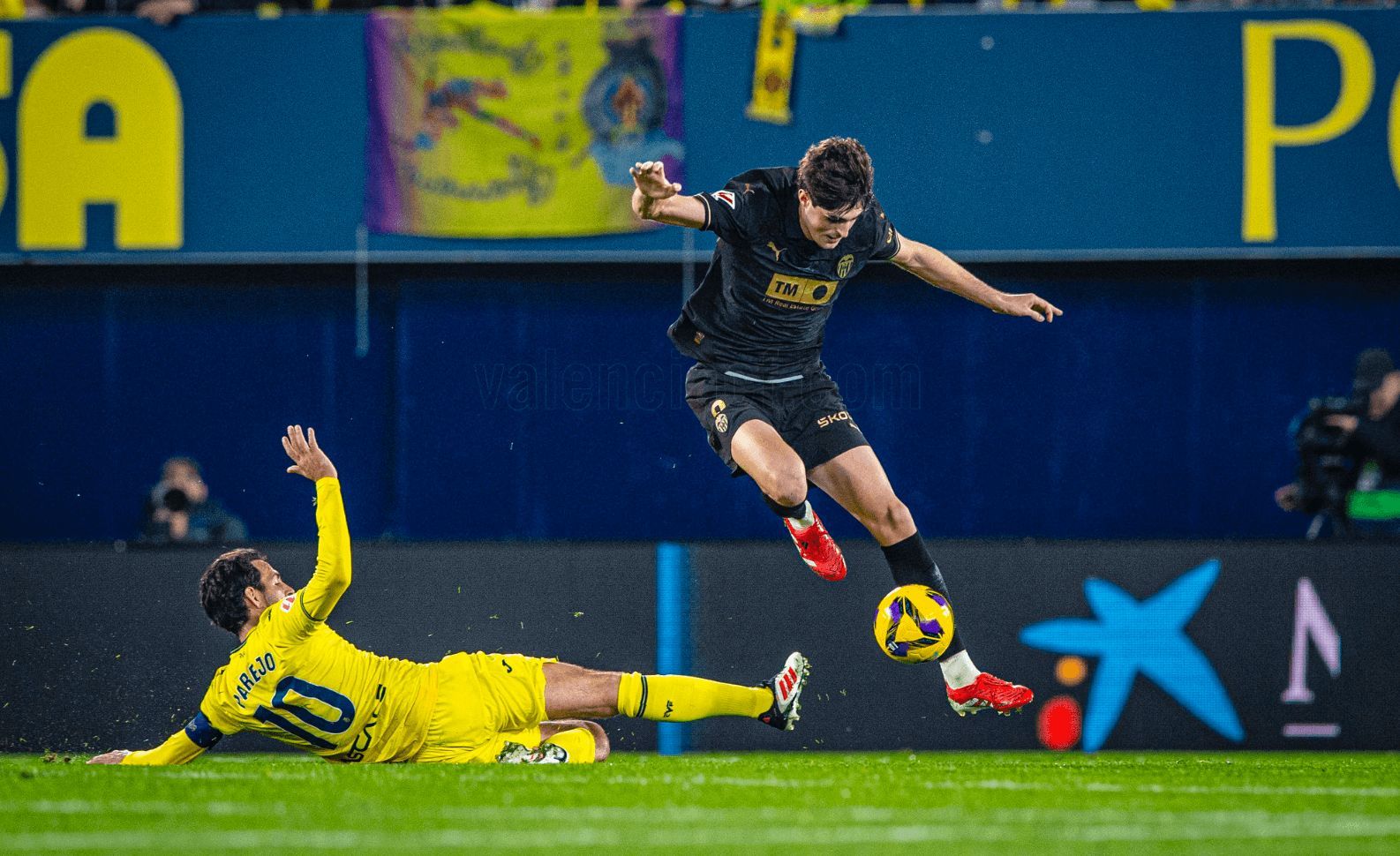  Javi Guerra, ante el Villarreal CF.