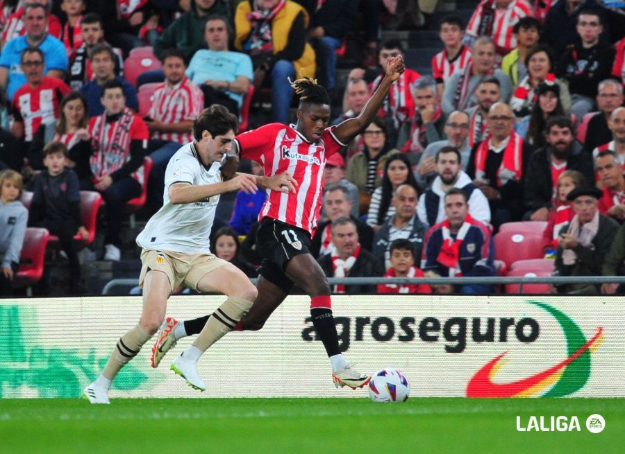  Javi Guerra y Nico Williams, en el Athletic Club - Valencia CF de San Mamés: