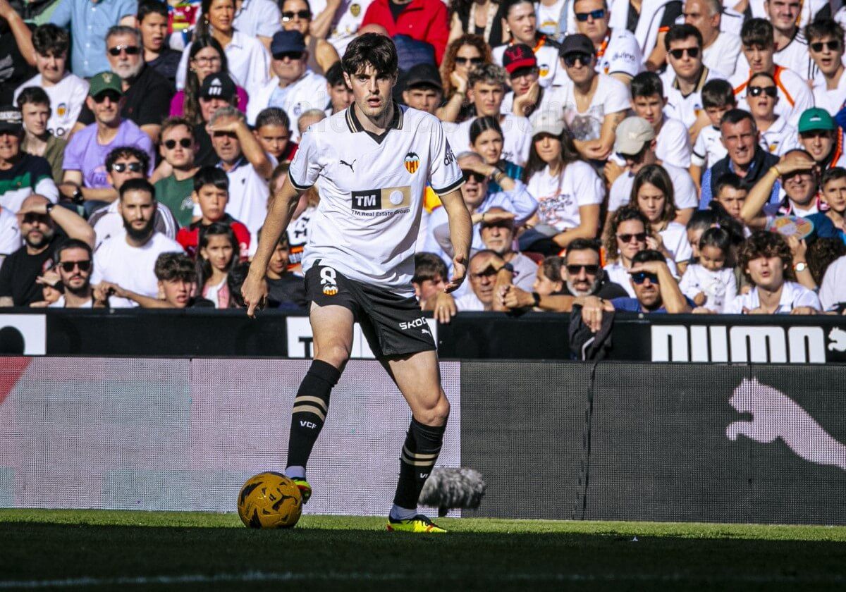  Javi Guerra en Mestalla contra el Betis