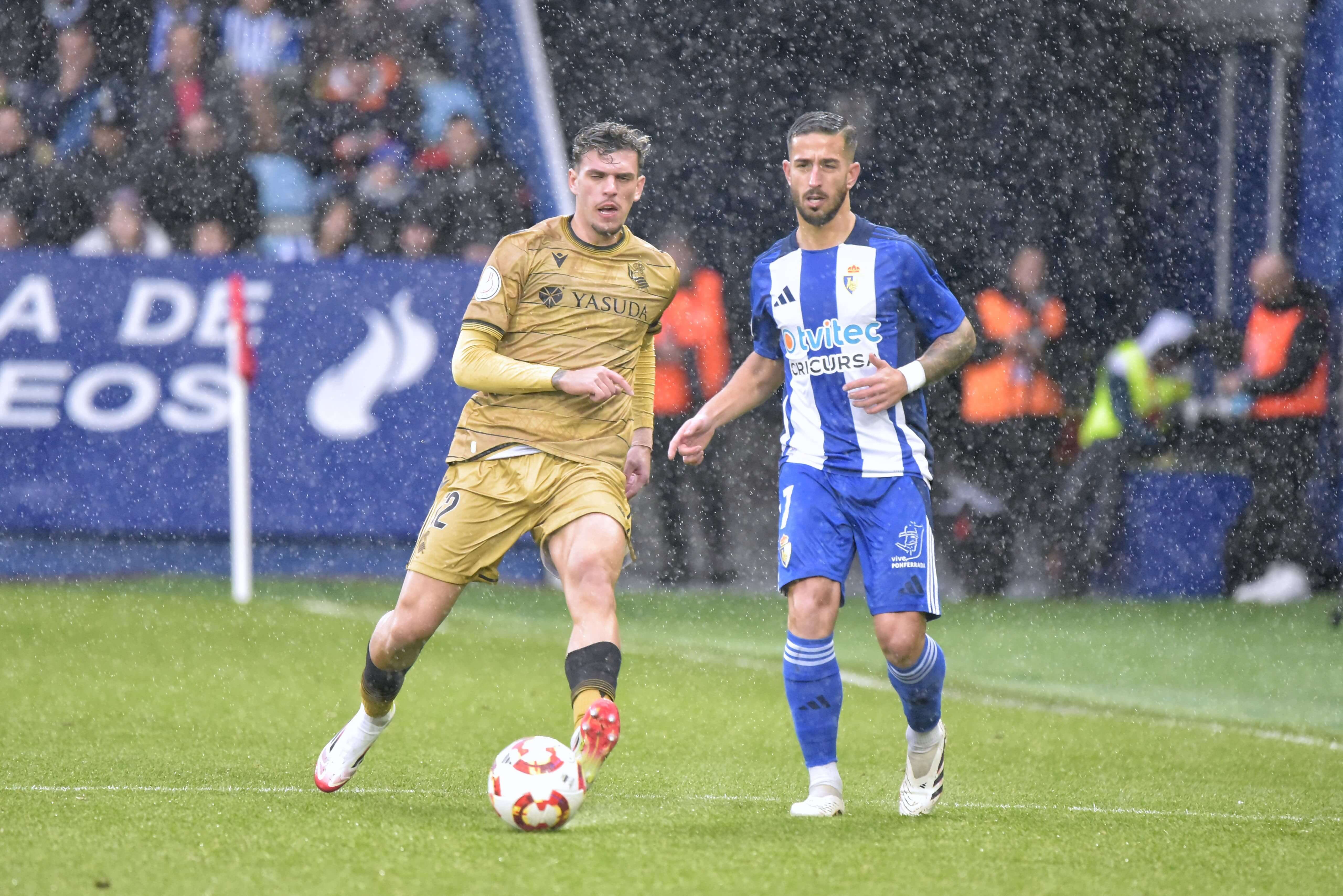  Javi López controla un esférico en el Ponferradina-Real Sociedad.