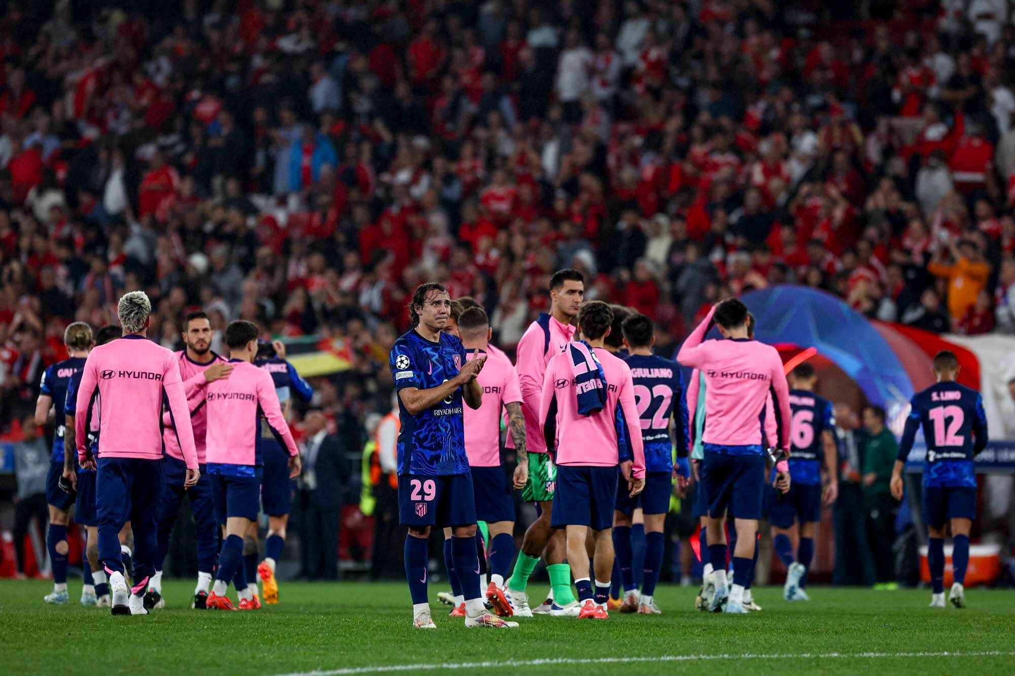 Javi Serrano saluda a la afición del Atlético en Lisboa.