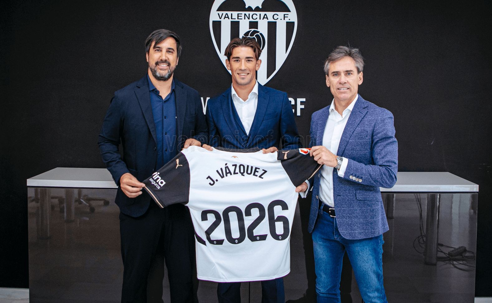  Jesús Vázquez renueva con el Valencia CF hasta 2026.