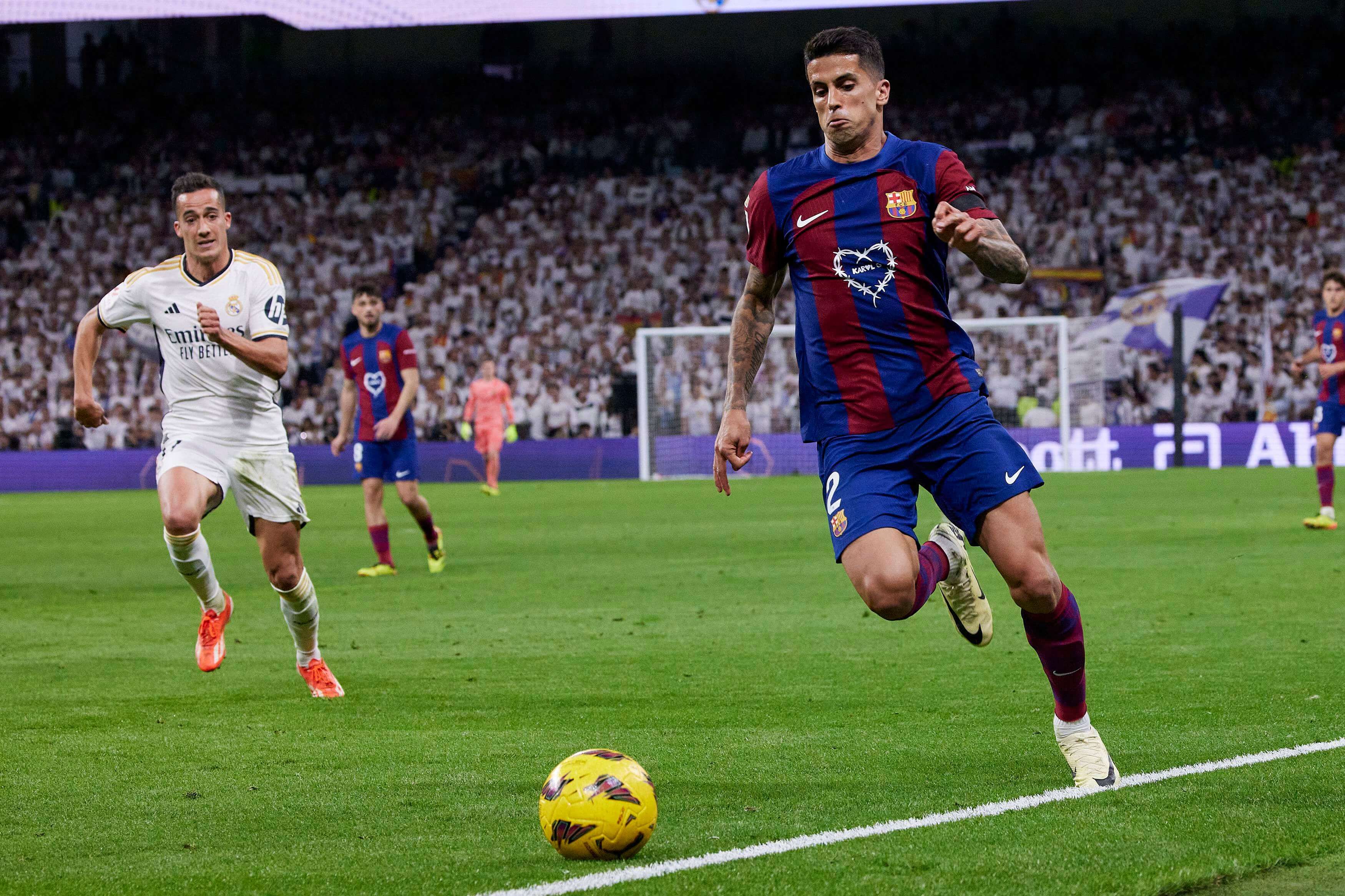  Joao Cancelo conduce el balón en el Clásico Real Madrid-Barcelona.