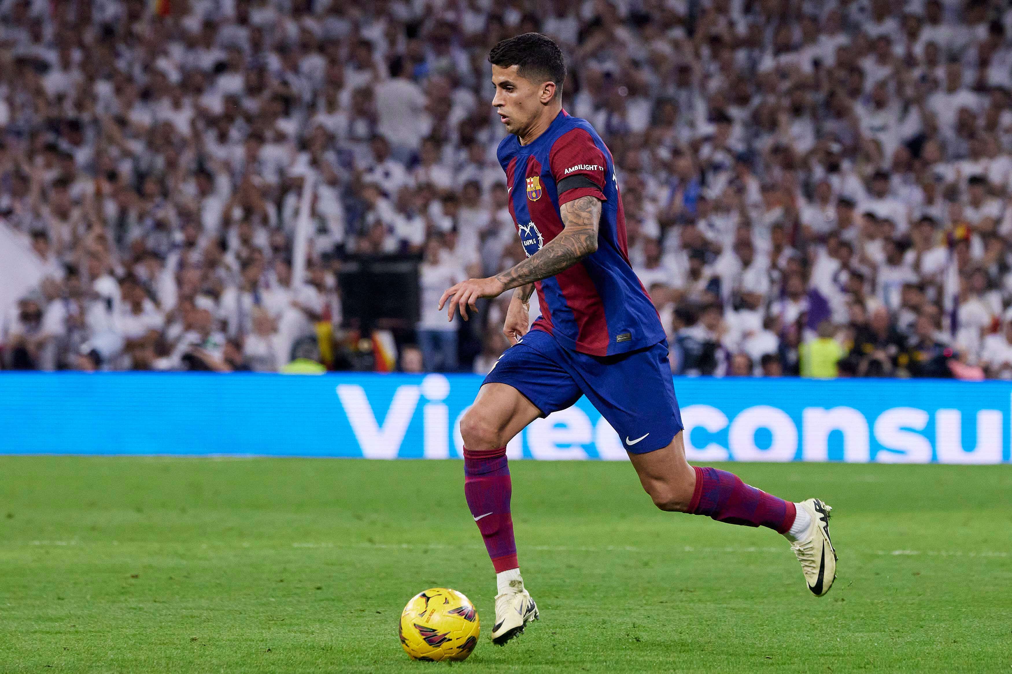 Joao Cancelo conduce el balón en el Clásico Real Madrid-Barcelona.