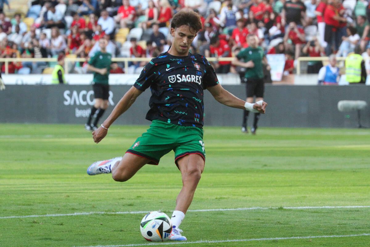  Joao Félix calienta antes de un partido de Portugal.