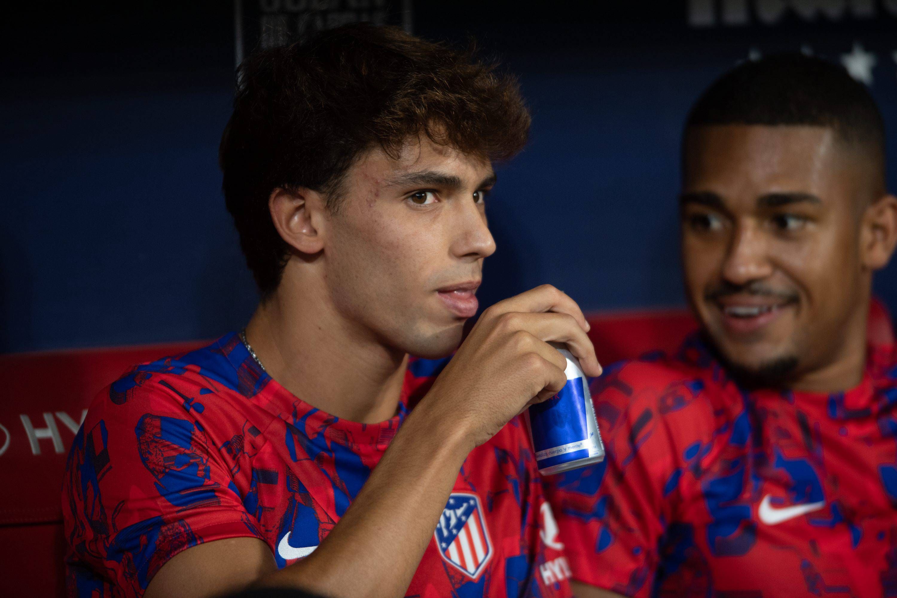  Joao Félix, en el banquillo del Metropolitano en el Atlético-Granada.