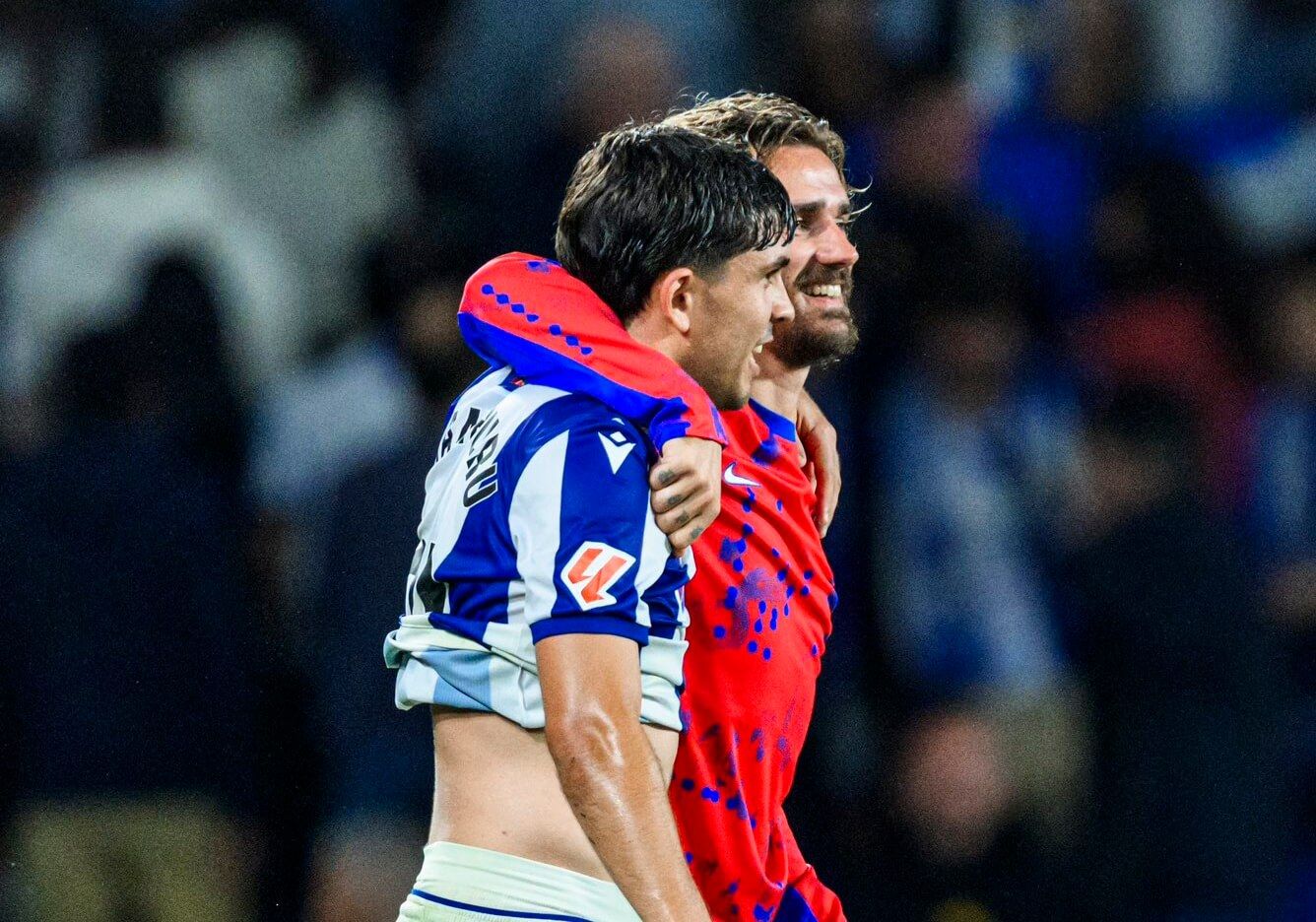  Jon Aramburu y Antoine Griezmann se saludan tras el Real Sociedad-Atlético de Madrid de esta temporada.